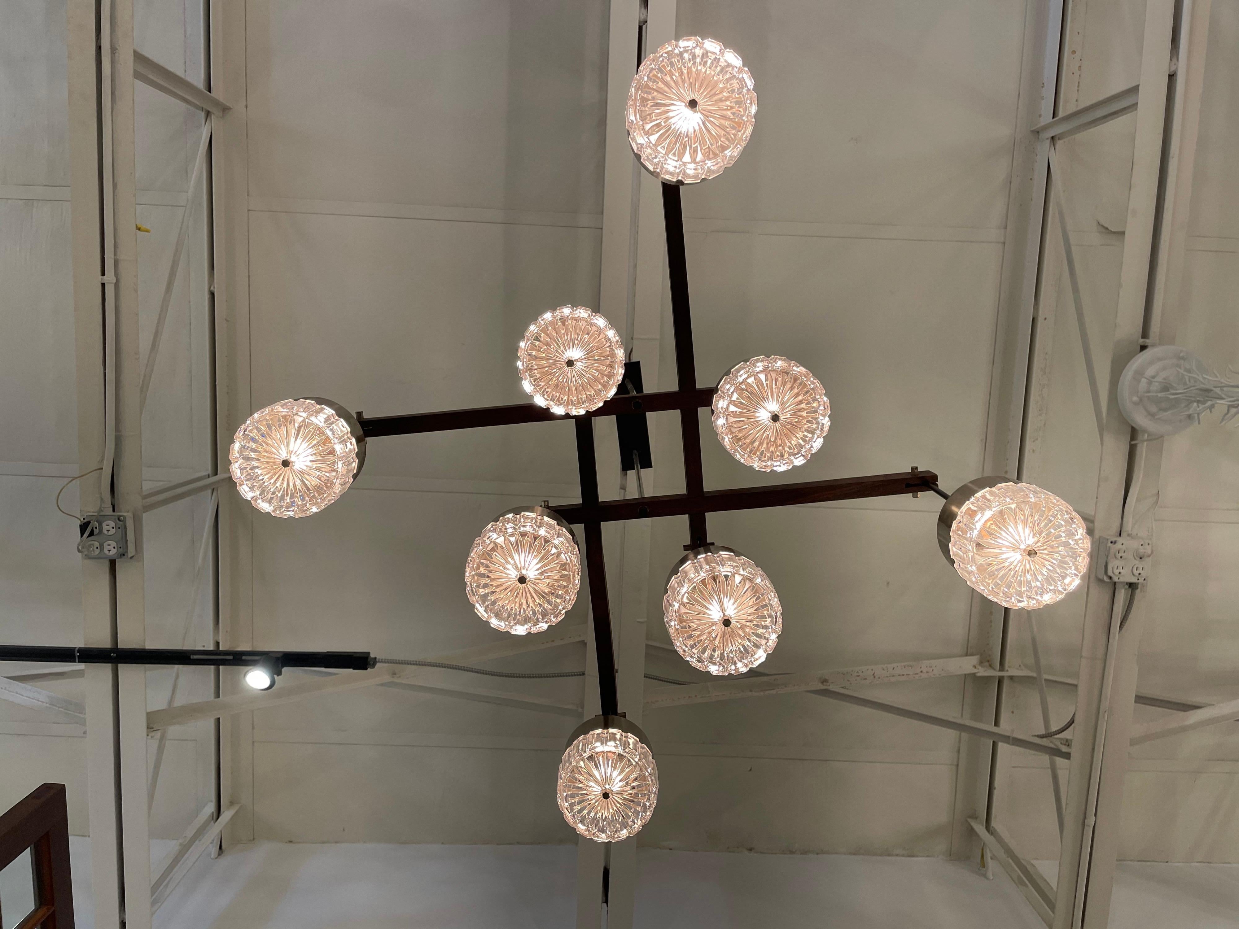 Mid-Century Italian Modern & Sculptural 8-Light Chandelier For Sale 1