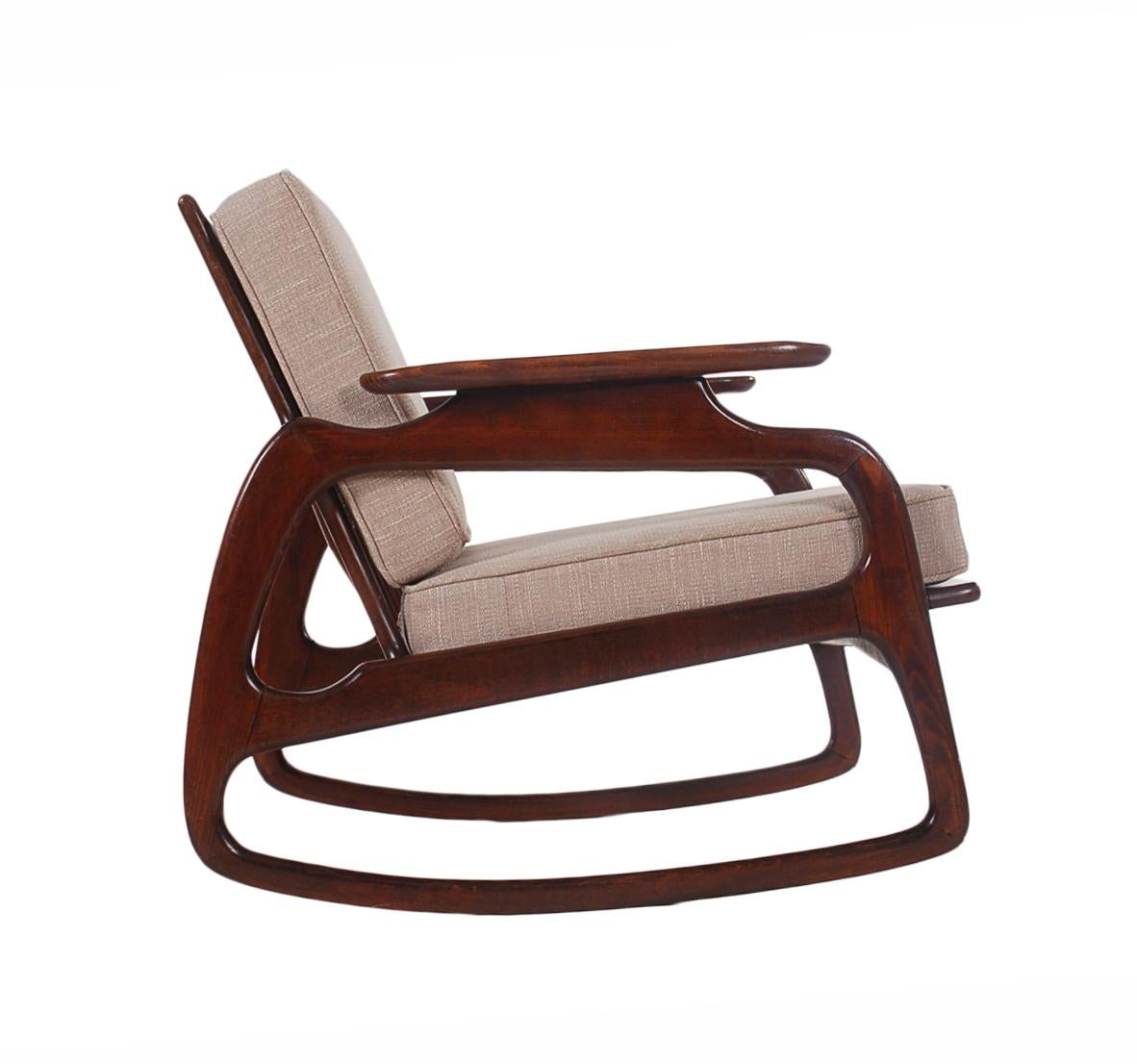 Mid Century Italian Modern Sculptural Rocking Chair in Walnut after Gio Ponti In Good Condition For Sale In Philadelphia, PA