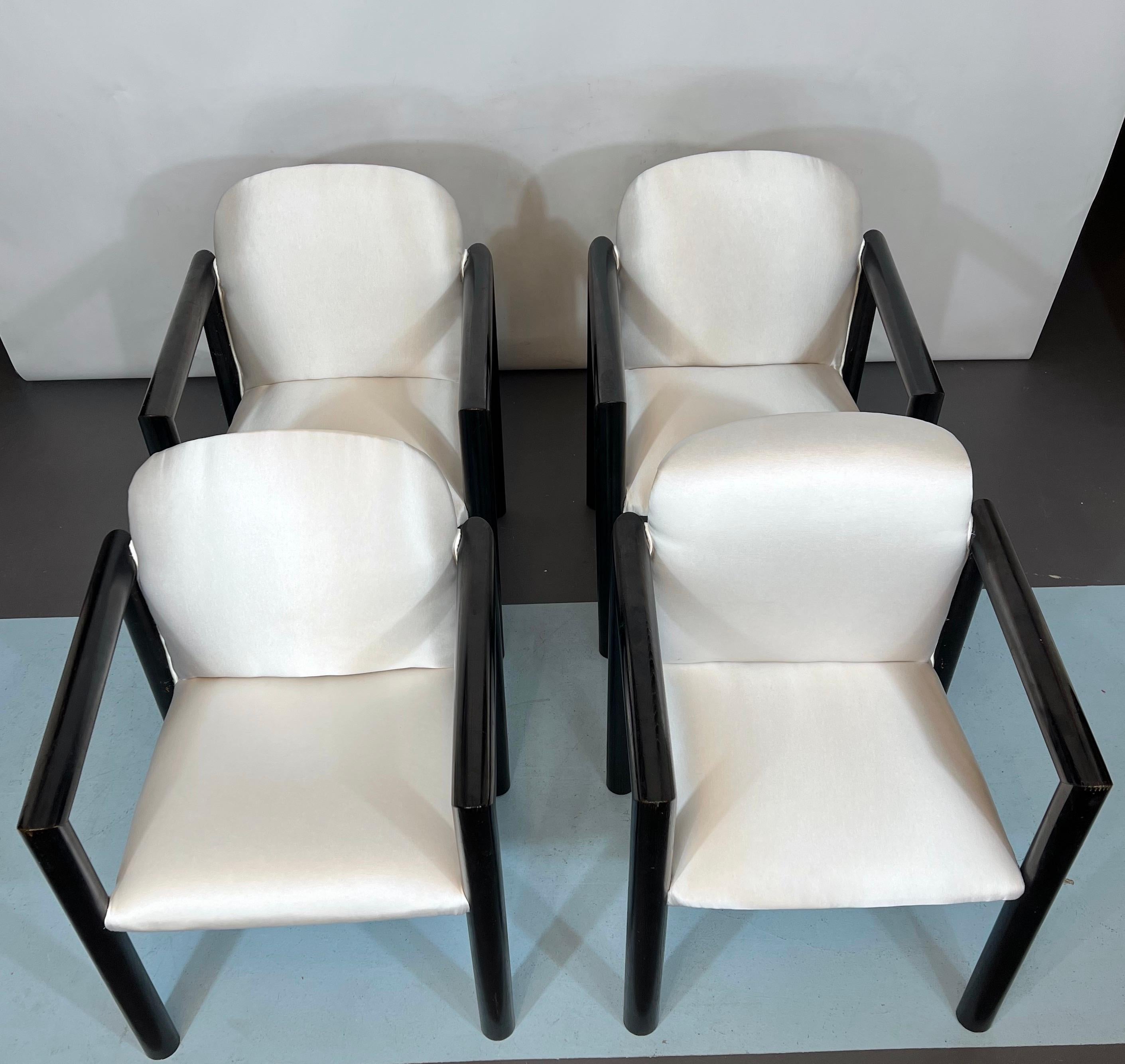 Italienische Modernität aus der Mitte des Jahrhunderts, 4 Sessel aus den 70er Jahren (Moderne der Mitte des Jahrhunderts) im Angebot