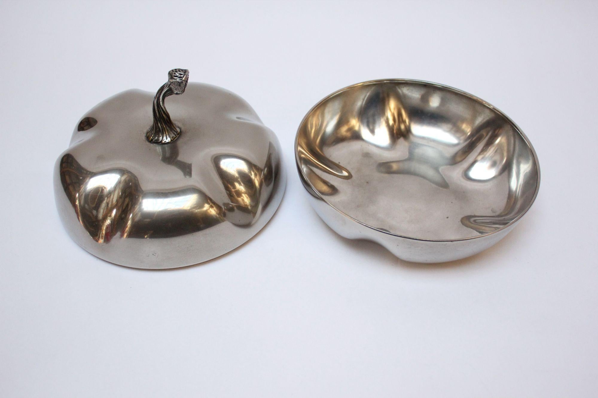 Mid-Century Italian Modern silver-plated snack/candy/serving dish with lidded top formed to resemble a squash.
This is a shorter, uninsulated version of fruit and vegetable-formed ice buckets made in Italy and France at the time.
Though shallow,