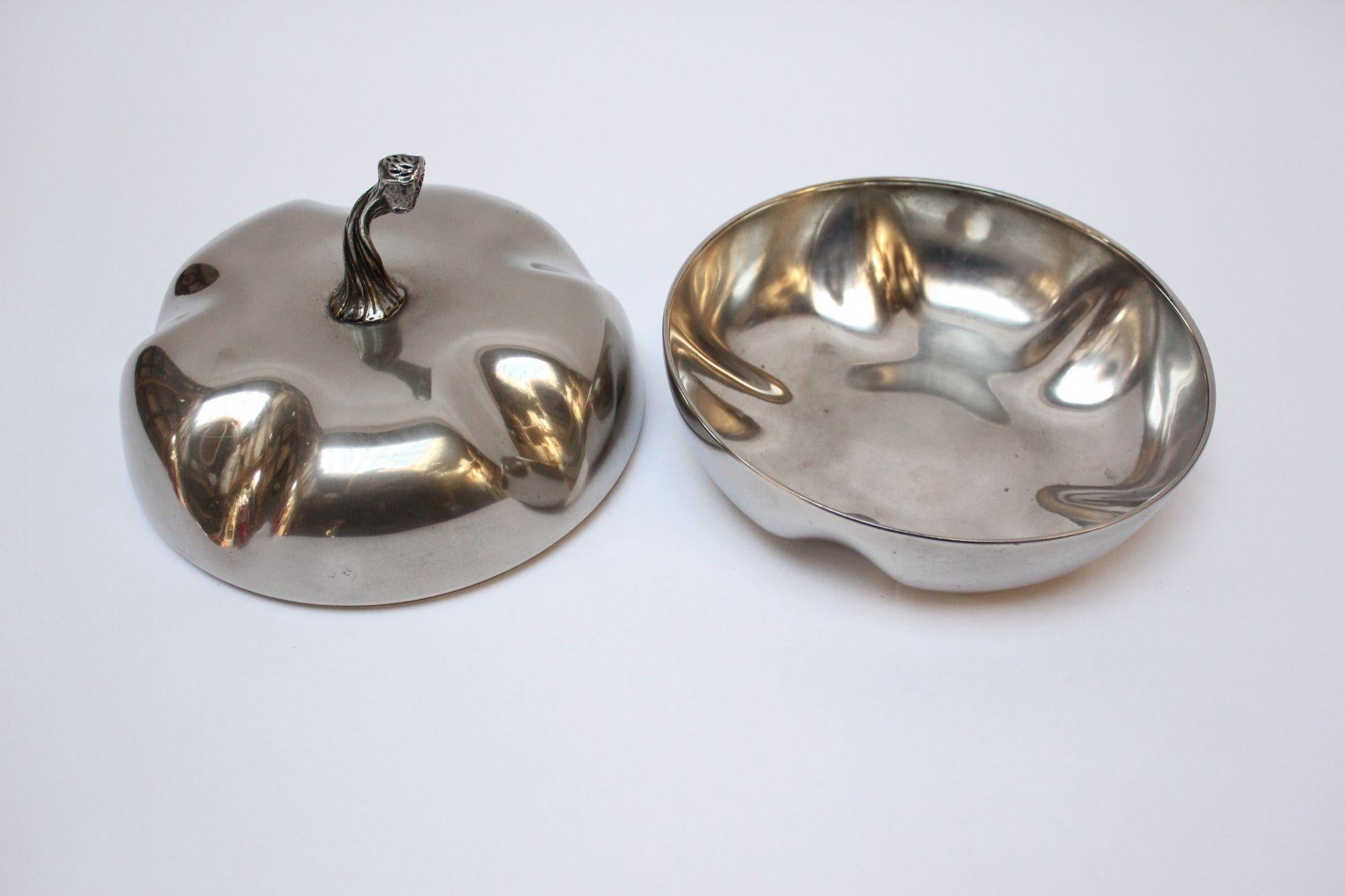 Piatto da snack/candy/servizio in argento placcato in stile italiano moderno di metà secolo con coperchio a forma di zucca.
Si tratta di una versione più corta e non isolata dei secchielli per il ghiaccio a forma di frutta e verdura prodotti
