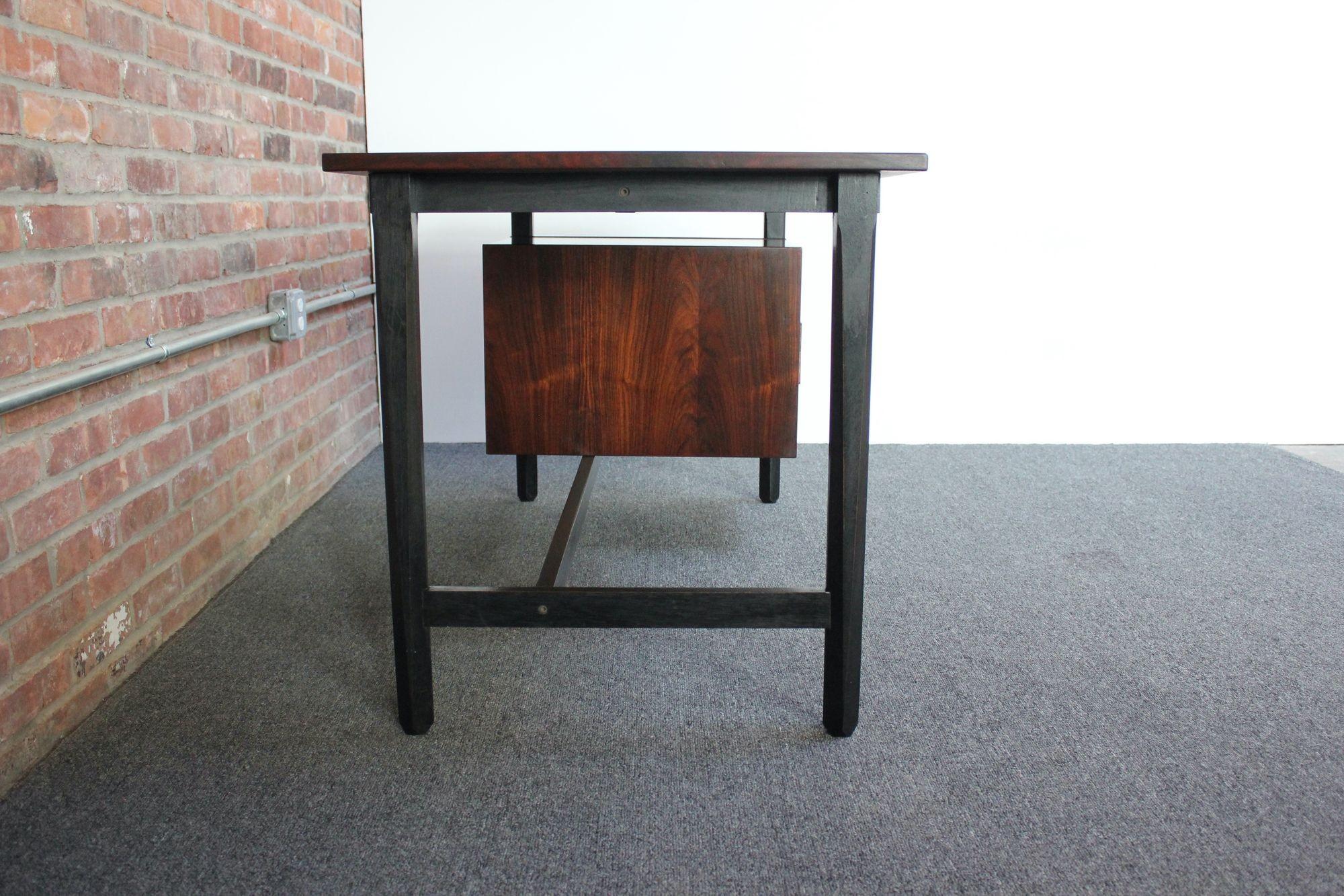 Mid-Century Italian Modern Single-Pedestal Rosewood Desk by Stildomus In Good Condition For Sale In Brooklyn, NY