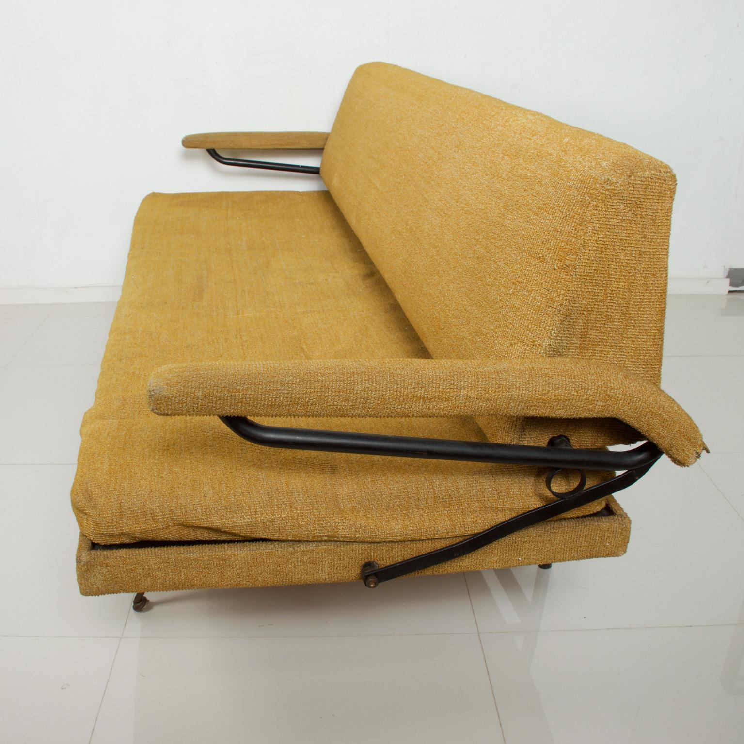 Midcentury Italian Modern Sofa Day Bed Styled Osvaldo Borsani In Fair Condition In Chula Vista, CA