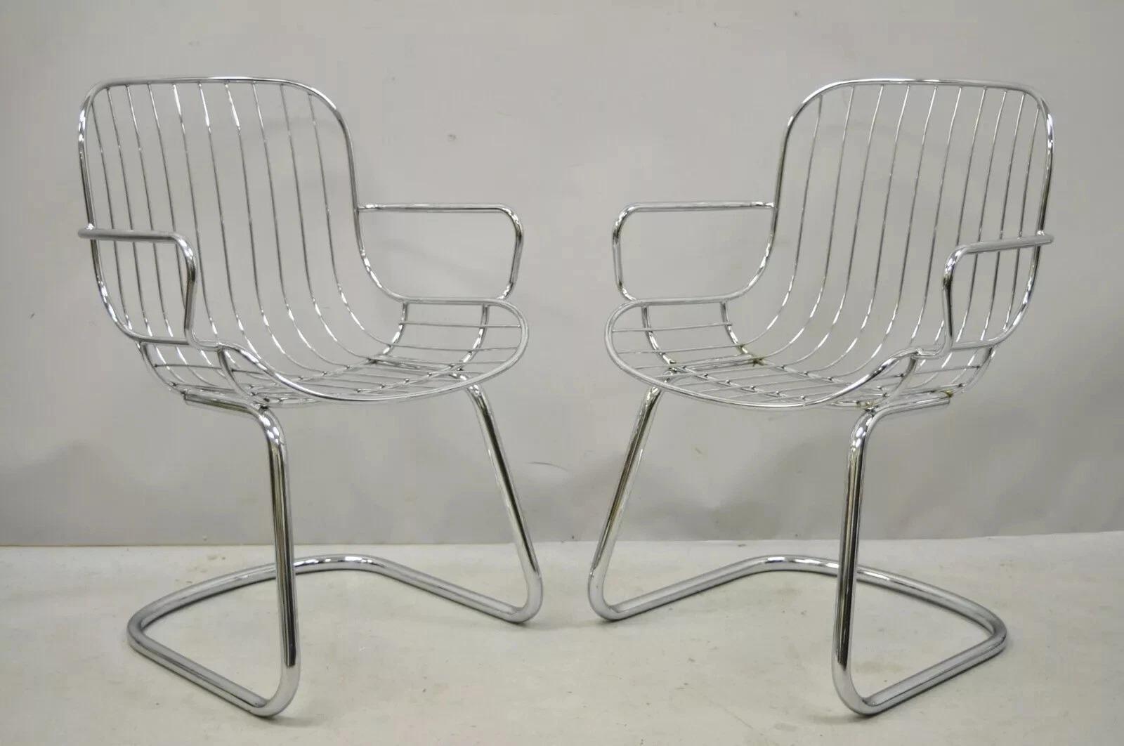 Veuillez nous envoyer un message avec votre code postal pour demander un devis plus raisonnable pour les frais d'expédition aux États-Unis.

Vintage Mid Century Italian Modern Cantilever Dining Arm Chair - Set of 4. La liste comprend (4) fauteuils,