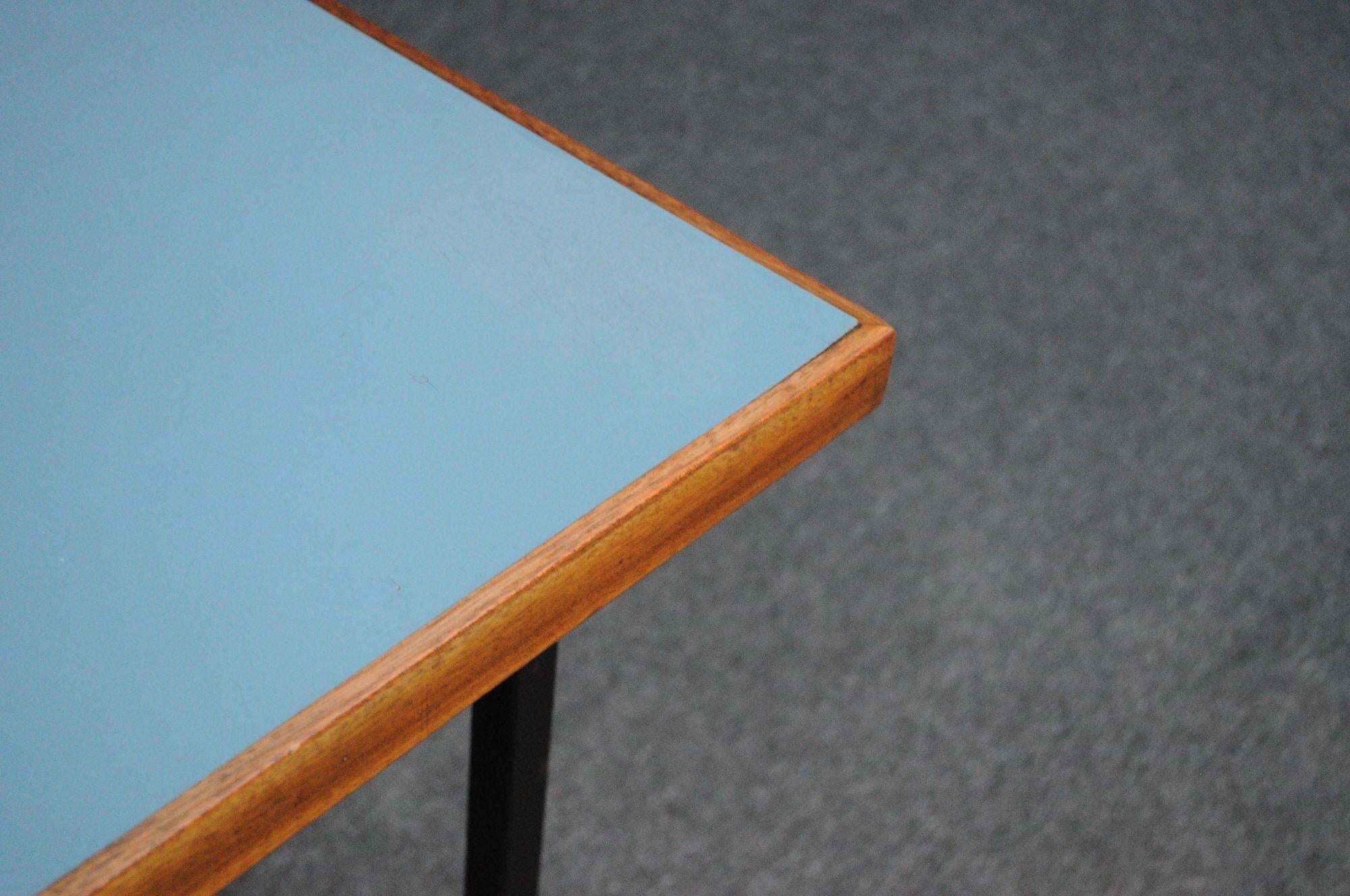 Moderner italienischer Schreibtisch aus Nussbaum und Stahl mit blauer Laminatplatte aus der Mitte des Jahrhunderts im Angebot 3
