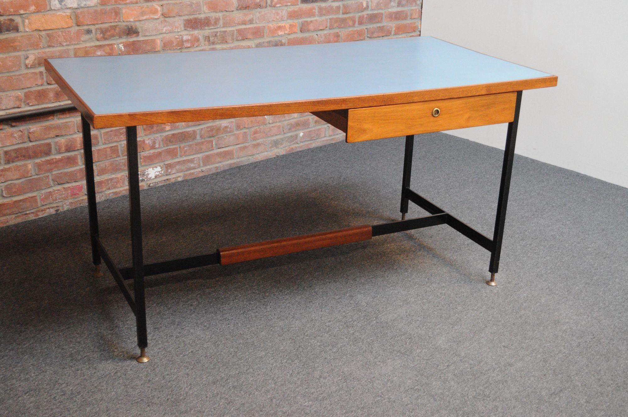 Moderner italienischer Schreibtisch aus Nussbaum und Stahl mit blauer Laminatplatte aus der Mitte des Jahrhunderts im Angebot 11