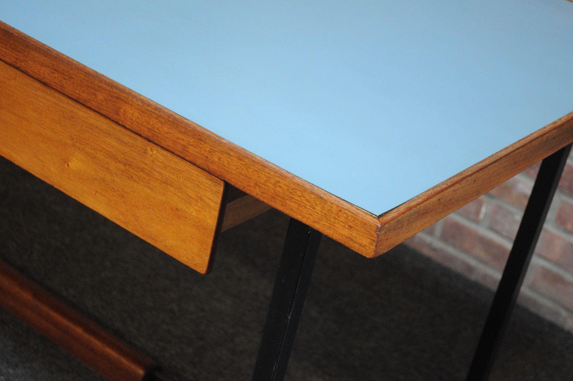 Moderner italienischer Schreibtisch aus Nussbaum und Stahl mit blauer Laminatplatte aus der Mitte des Jahrhunderts im Angebot 12