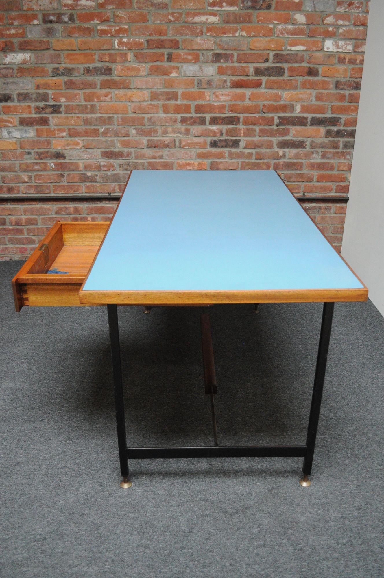 Moderner italienischer Schreibtisch aus Nussbaum und Stahl mit blauer Laminatplatte aus der Mitte des Jahrhunderts (Italienisch) im Angebot
