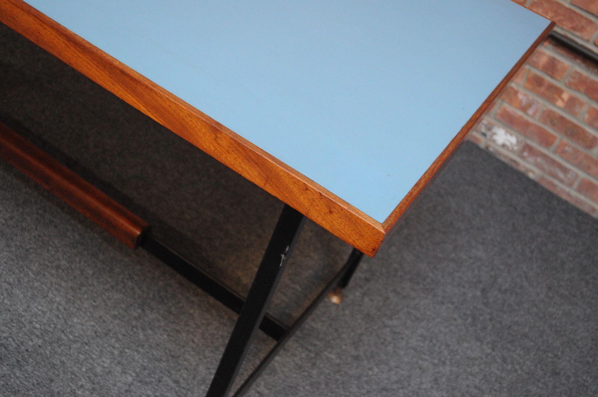 Moderner italienischer Schreibtisch aus Nussbaum und Stahl mit blauer Laminatplatte aus der Mitte des Jahrhunderts (Messing) im Angebot