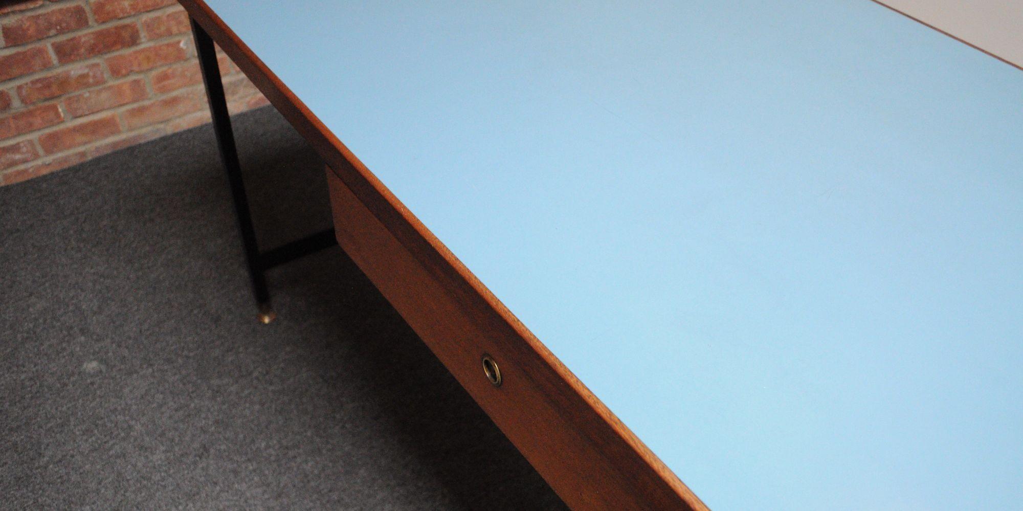 Moderner italienischer Schreibtisch aus Nussbaum und Stahl mit blauer Laminatplatte aus der Mitte des Jahrhunderts im Angebot 1
