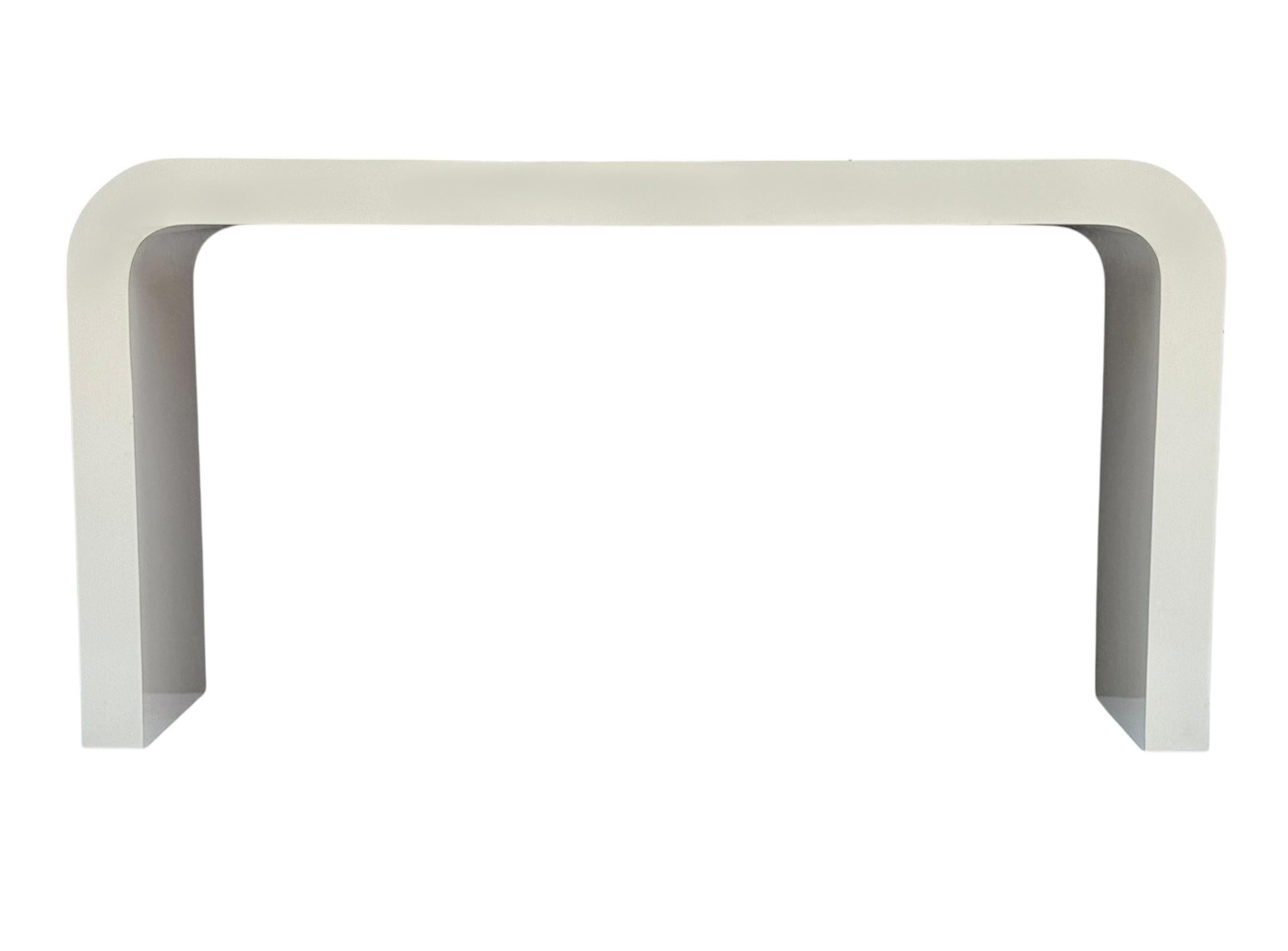 Un tavolo consolle lungo e stretto o un tavolo da divano risalente alla prima metà degli anni Ottanta. Presenta un design a cascata in laminato beige lucido. Pulito e pronto all'uso.