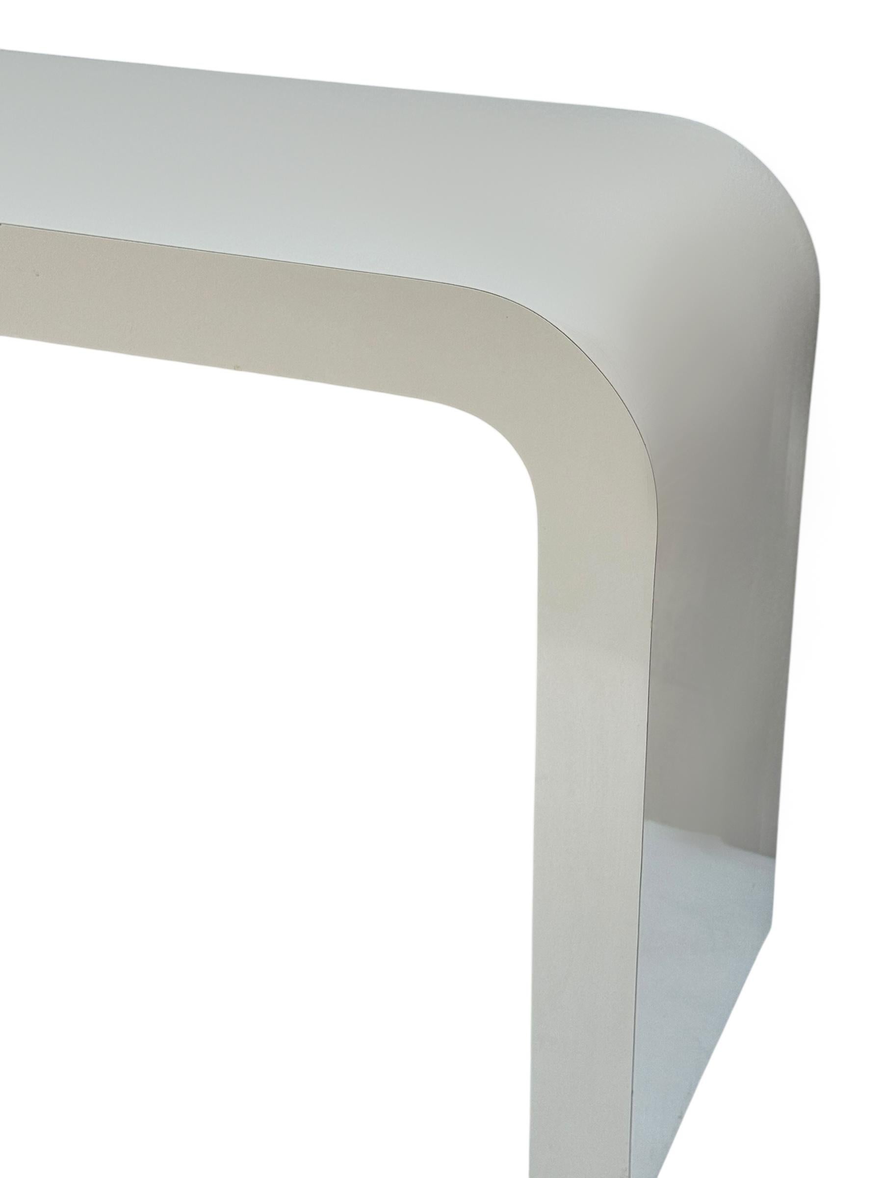 Laminato Tavolo consolle o scrivania in laminato a cascata del Mid Century italiano moderno in beige in vendita