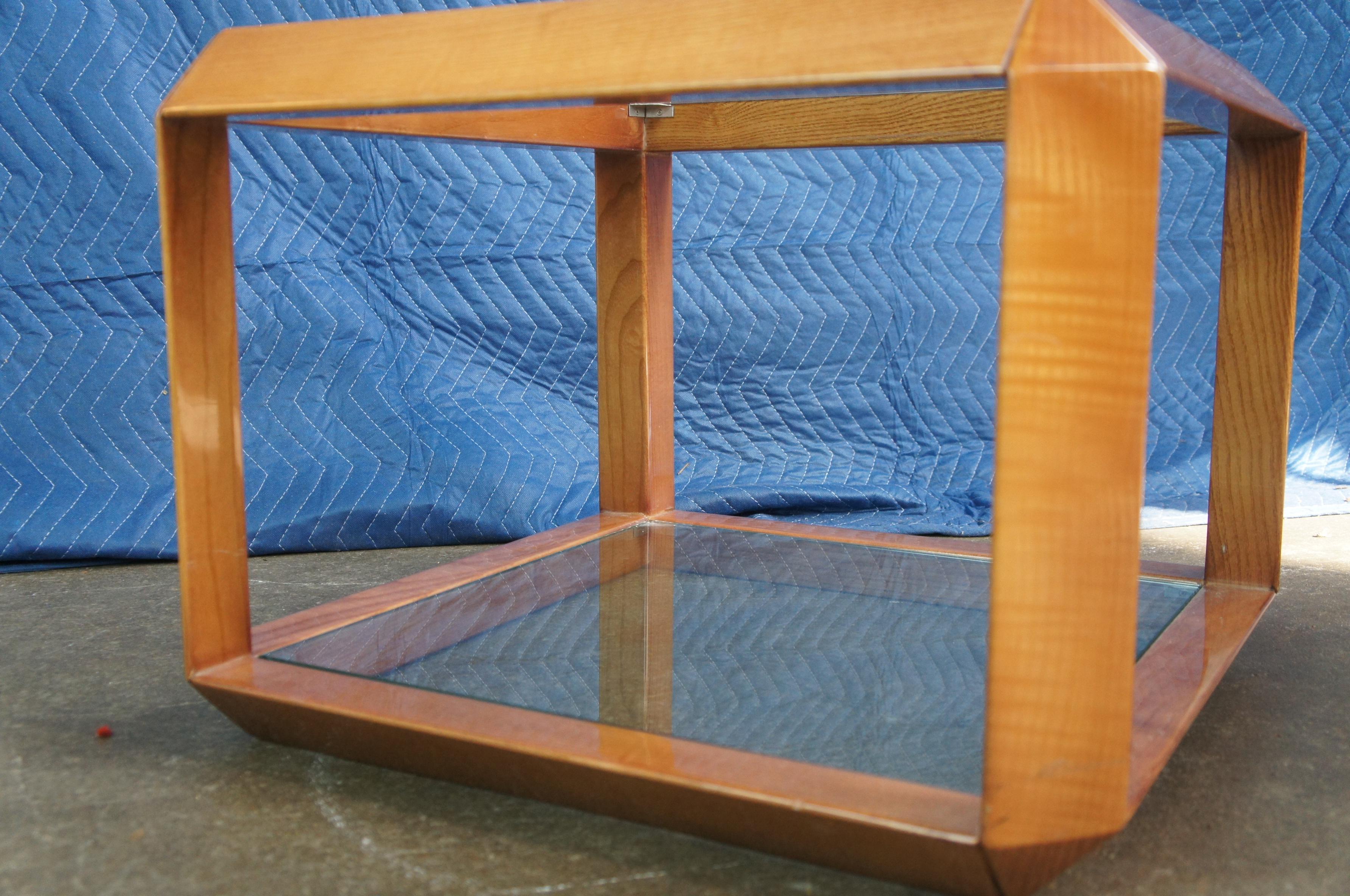 Fin du 20e siècle Table d'appoint carrée cubique en bois et verre de style italien moderne du milieu du siècle dernier, table d'appoint minimaliste en vente