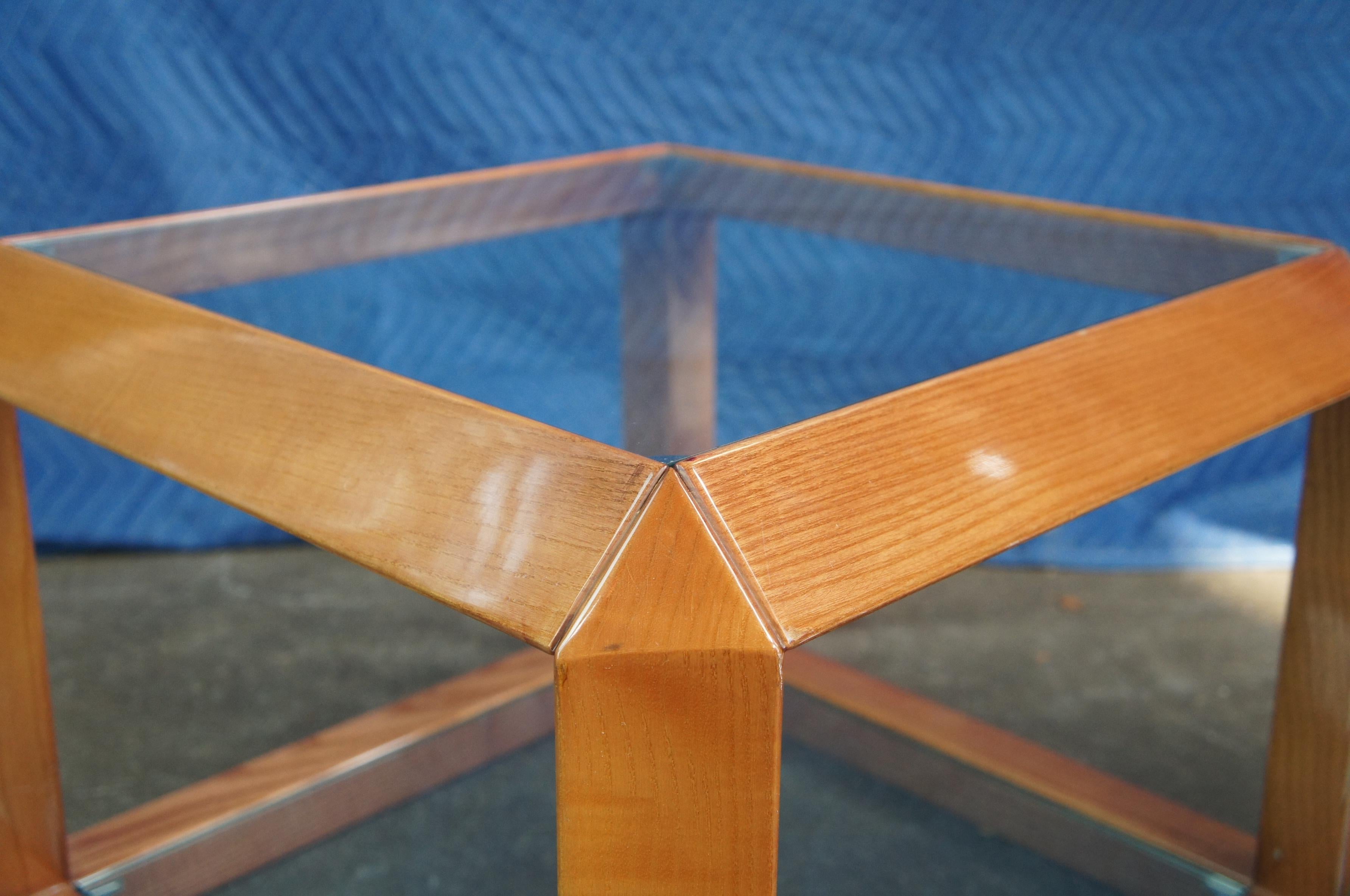 Verre Table d'appoint carrée cubique en bois et verre de style italien moderne du milieu du siècle dernier, table d'appoint minimaliste en vente