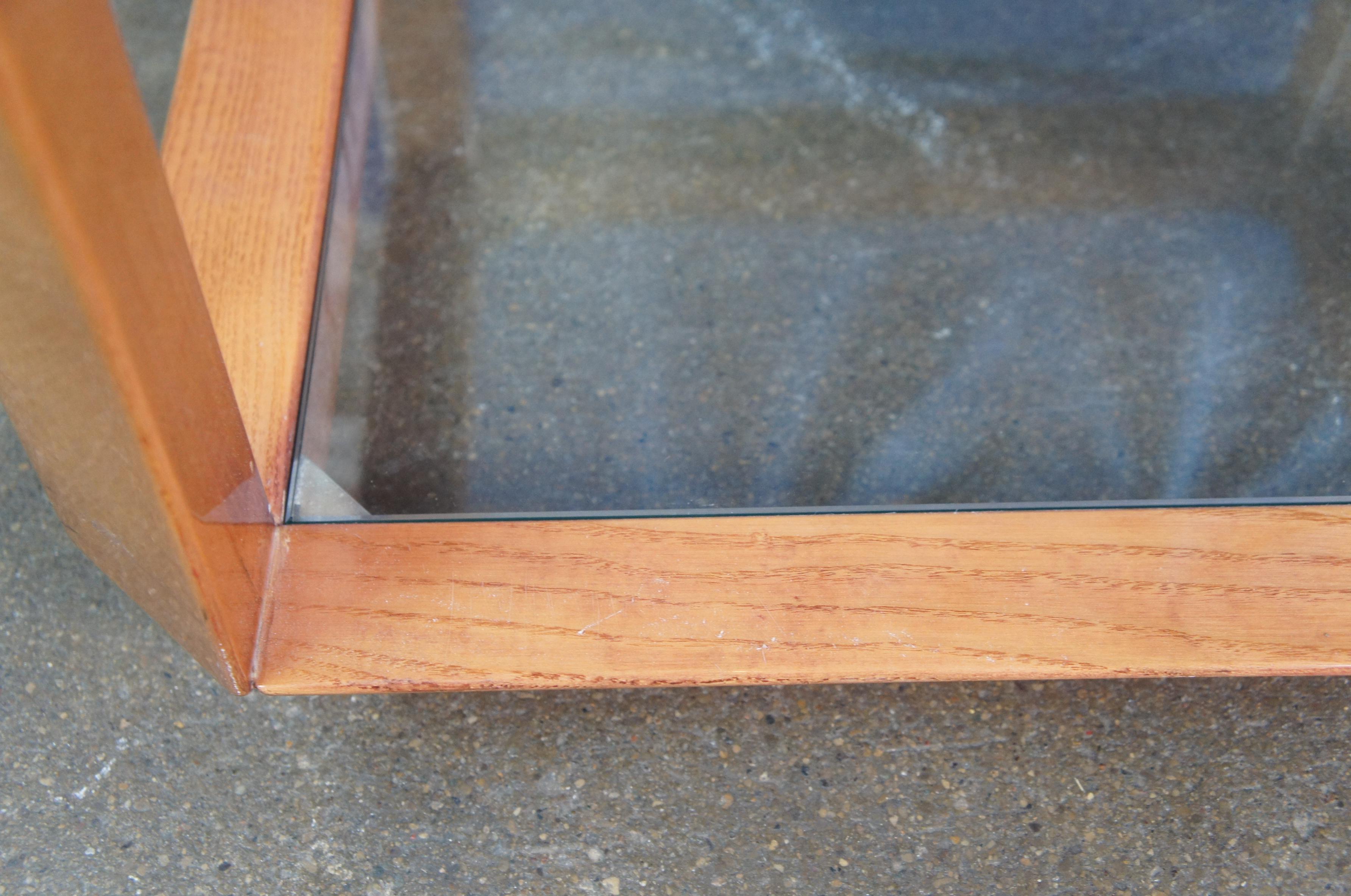 Table d'appoint carrée cubique en bois et verre de style italien moderne du milieu du siècle dernier, table d'appoint minimaliste en vente 1