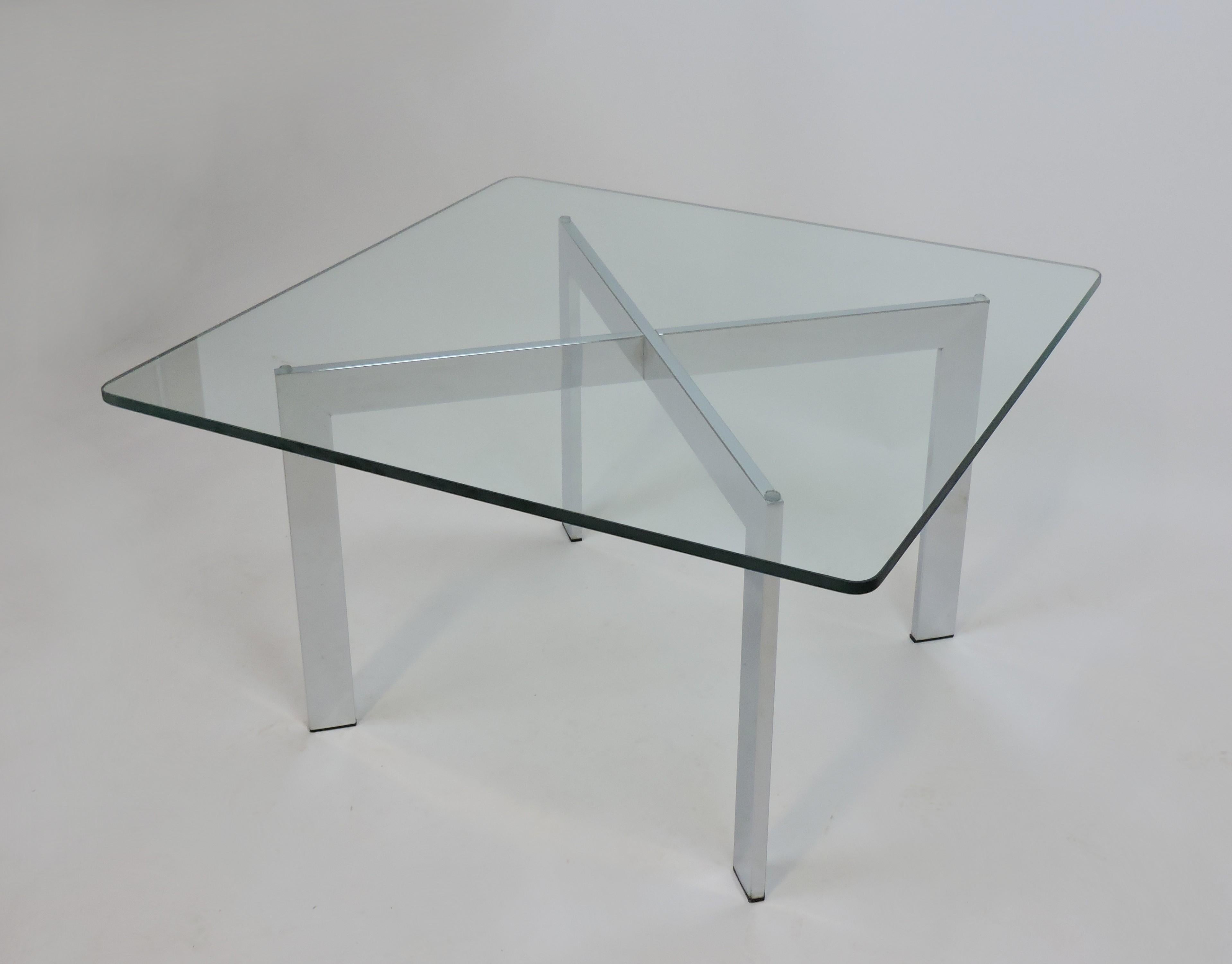 Mid-Century Modern Table basse en verre et chrome à base en forme de X, style Barcelone, Italie, milieu du siècle dernier en vente