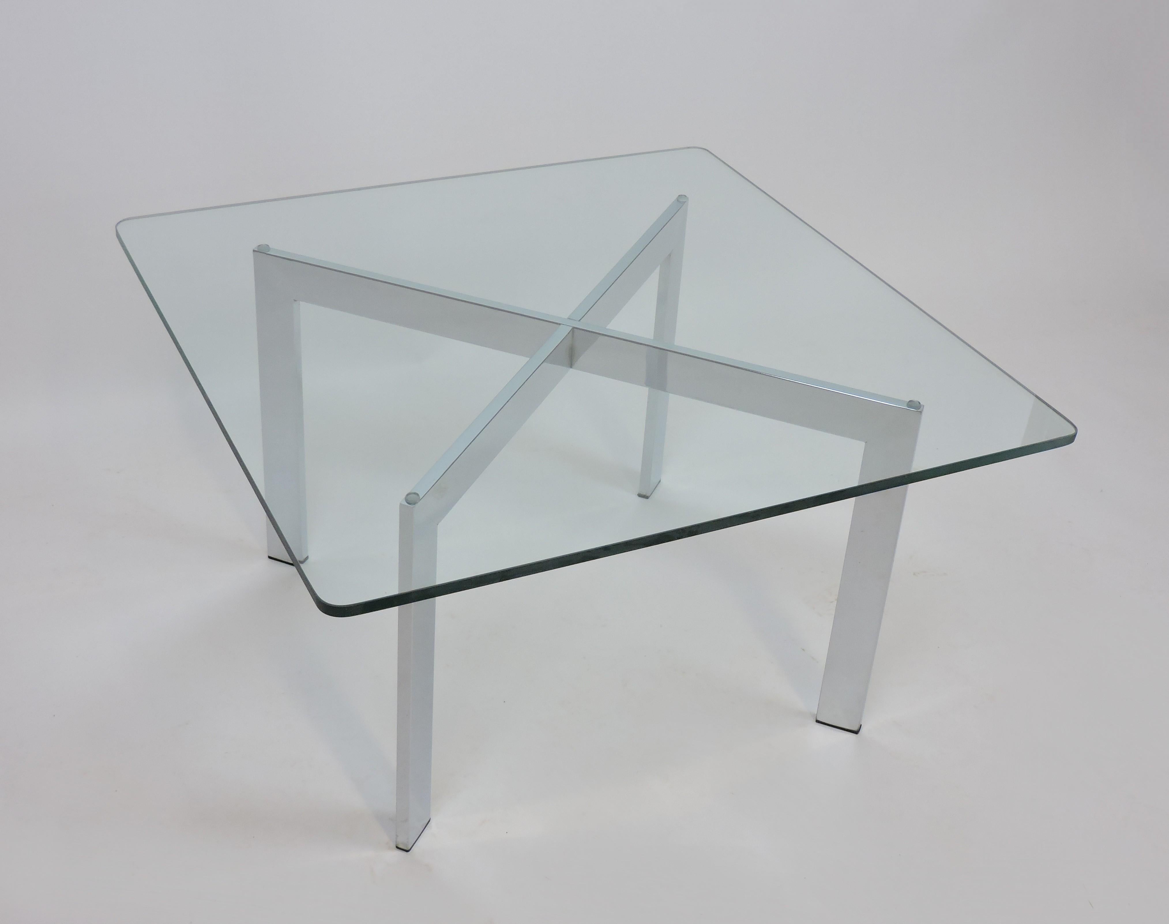 italien Table basse en verre et chrome à base en forme de X, style Barcelone, Italie, milieu du siècle dernier en vente