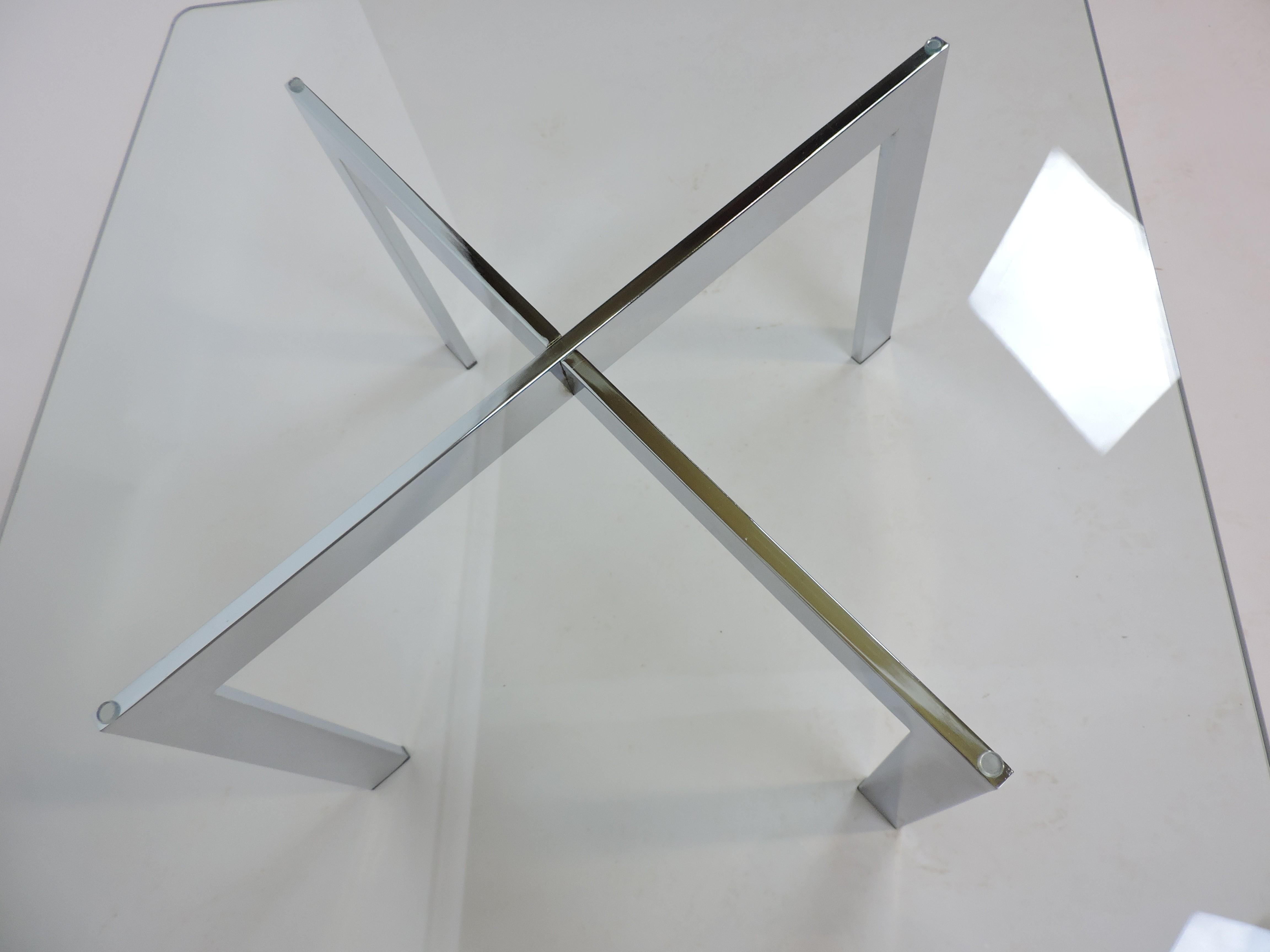Fin du 20e siècle Table basse en verre et chrome à base en forme de X, style Barcelone, Italie, milieu du siècle dernier en vente