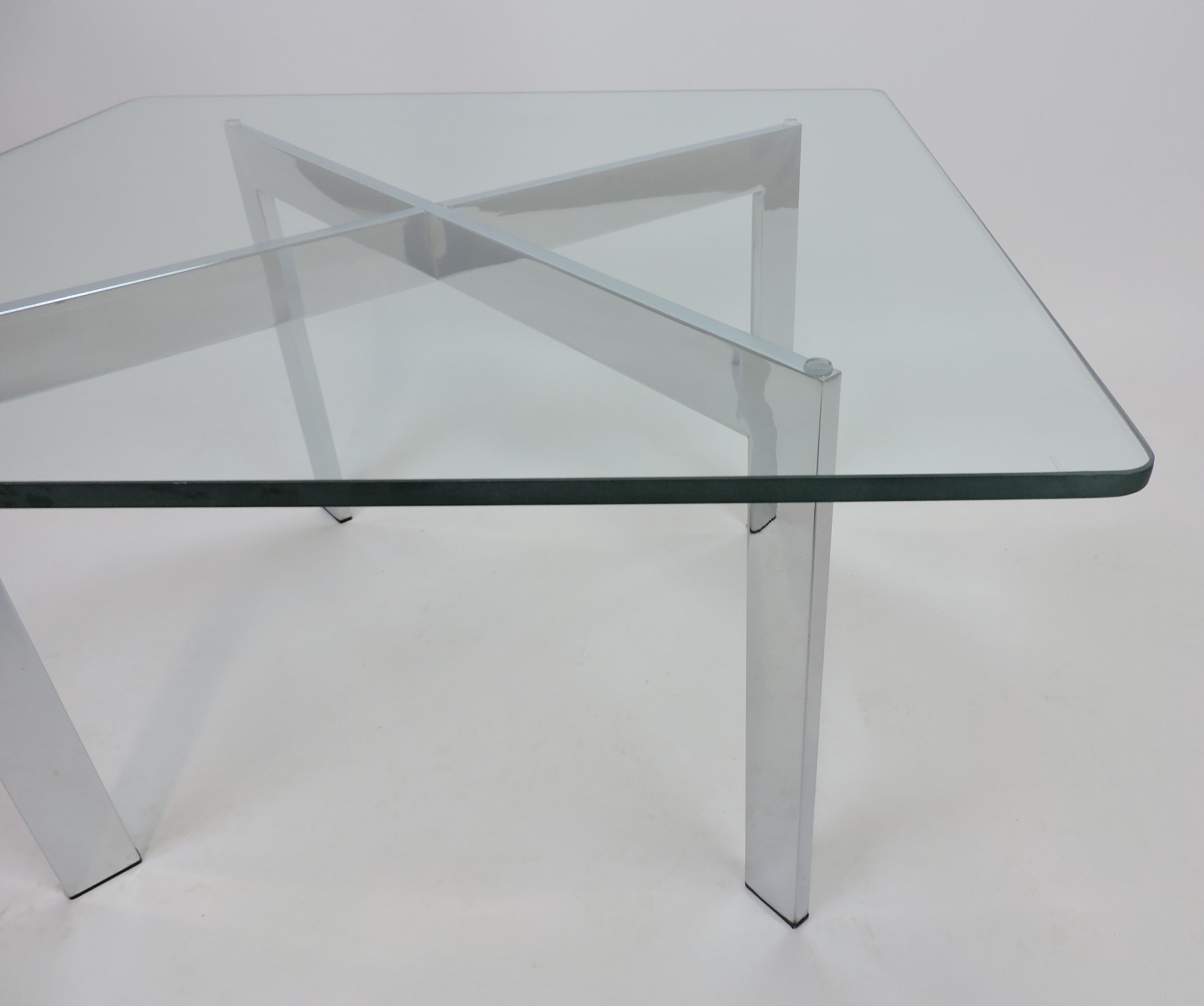 Verre Table basse en verre et chrome à base en forme de X, style Barcelone, Italie, milieu du siècle dernier en vente