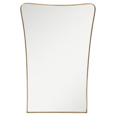 Specchio da parete in ottone dalla forma caratteristica, in stile modernista italiano della metà del secolo, ispirato a Gio Ponti, anni ’50