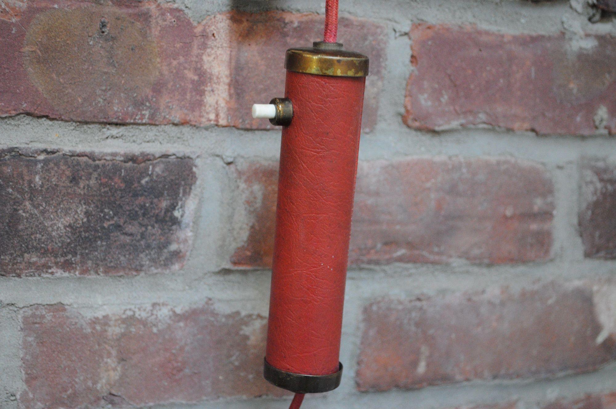 Lampada da parete modernista di metà secolo in ottone e metallo laccato rosso in vendita 4