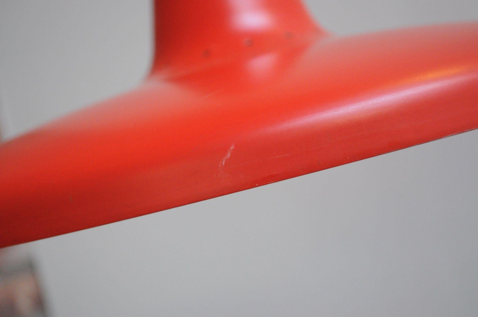 Lampada da parete modernista di metà secolo in ottone e metallo laccato rosso in vendita 6