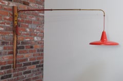 Italienische modernistische Wandleuchte aus Messing und rot lackiertem Metall aus der Mitte des Jahrhunderts