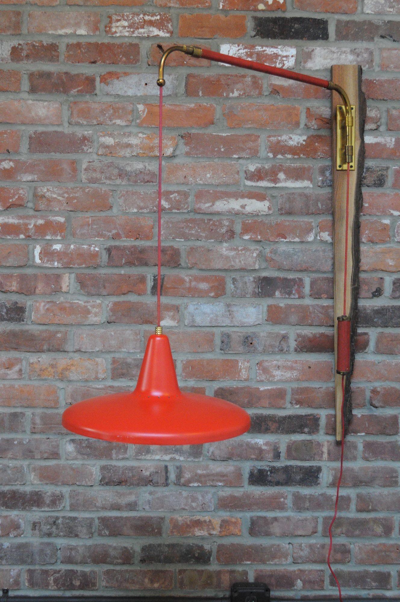 Mid Century Italian Modernist Wall Swag Lamp in Brass and Red Lacquered Metal In Good Condition For Sale In Brooklyn, NY