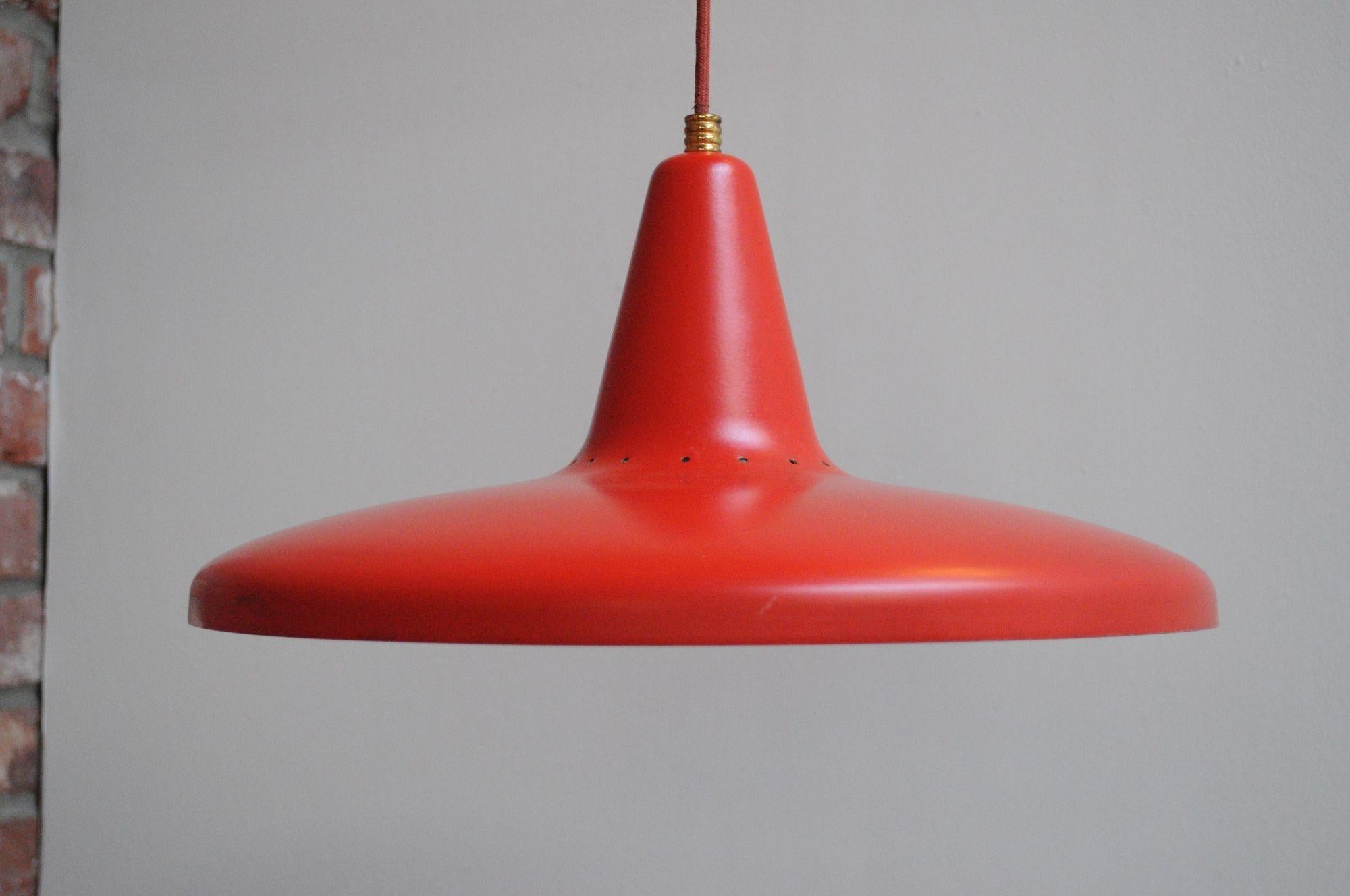 Mid Century Italian Modernist Wall Swag Lamp in Brass and Red Lacquered Metal For Sale 1
