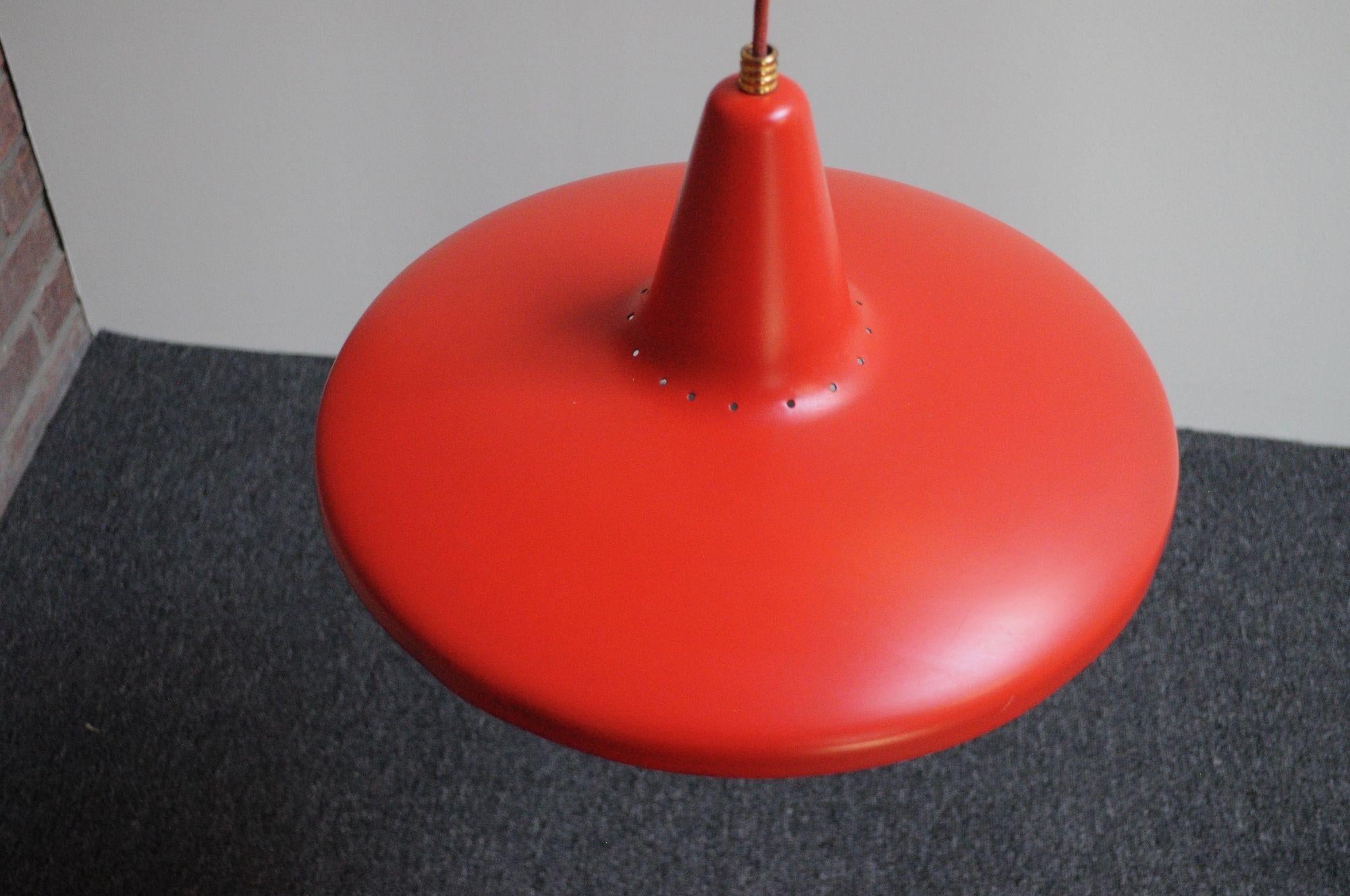 Mid Century Italian Modernist Wall Swag Lamp in Brass and Red Lacquered Metal For Sale 2