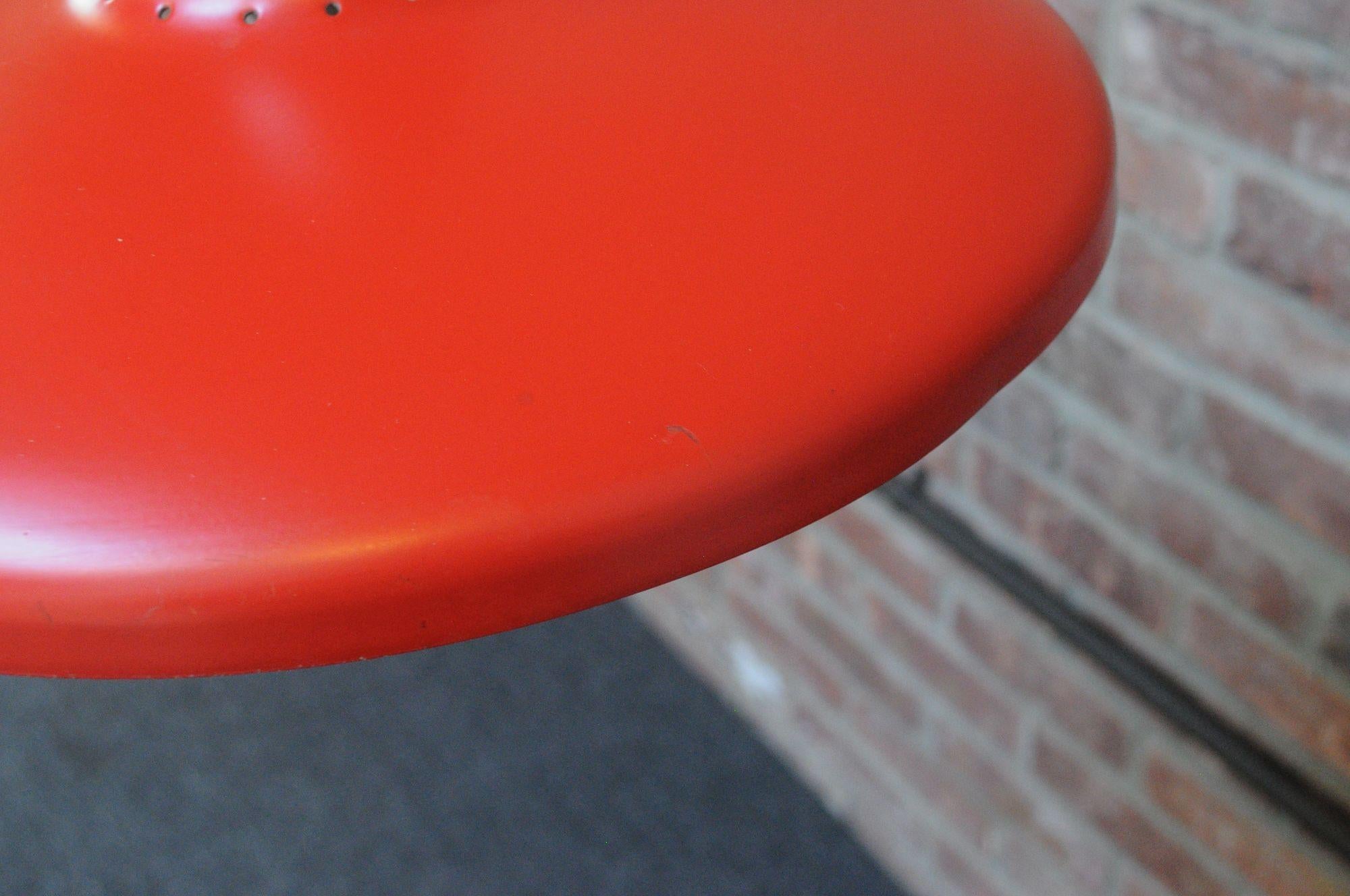 Lampada da parete modernista di metà secolo in ottone e metallo laccato rosso in vendita 1