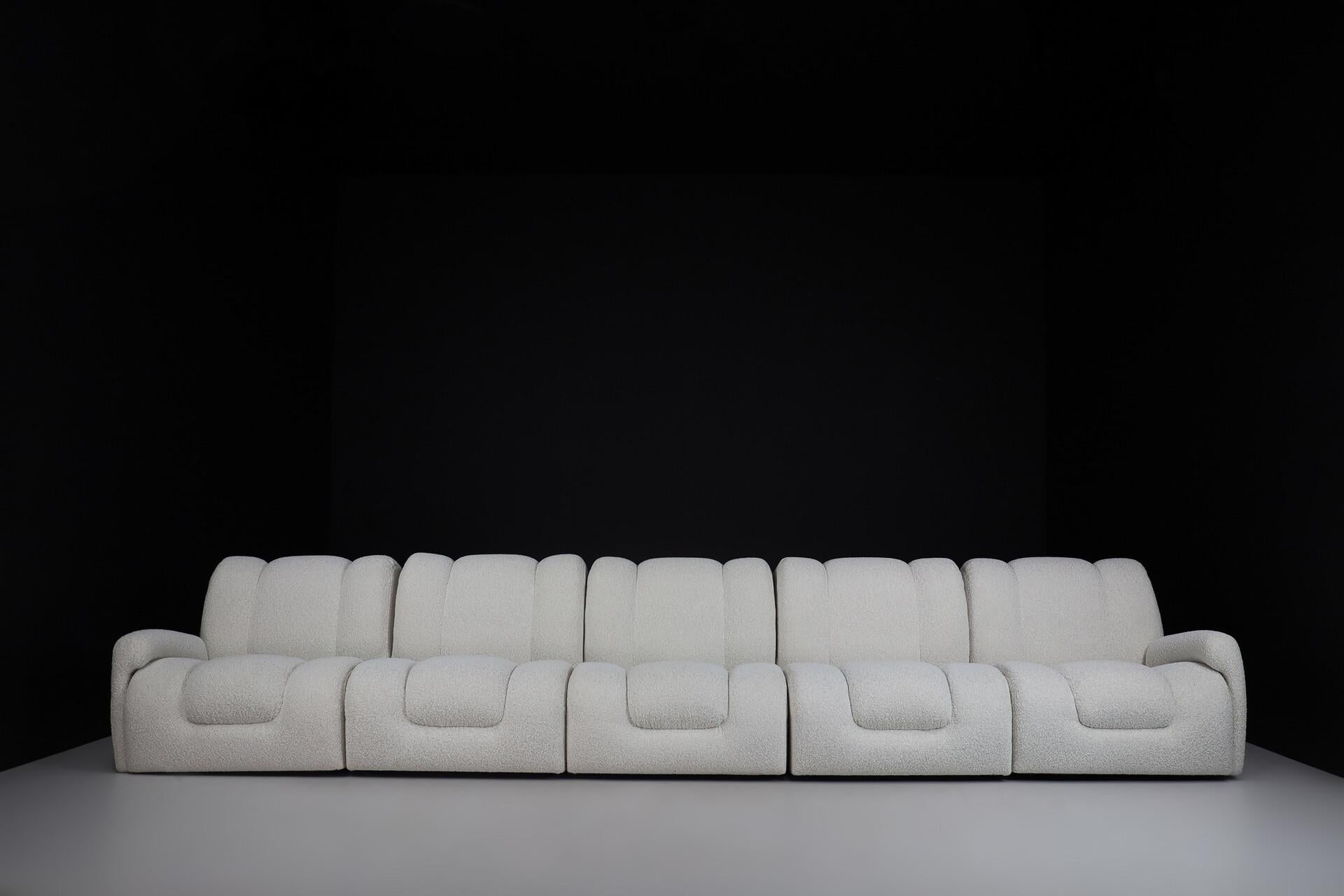 Mid-Century Italian Modular Lounge Sofa in New Bouclé, 1970s, Set of 5 Elements For Sale 8