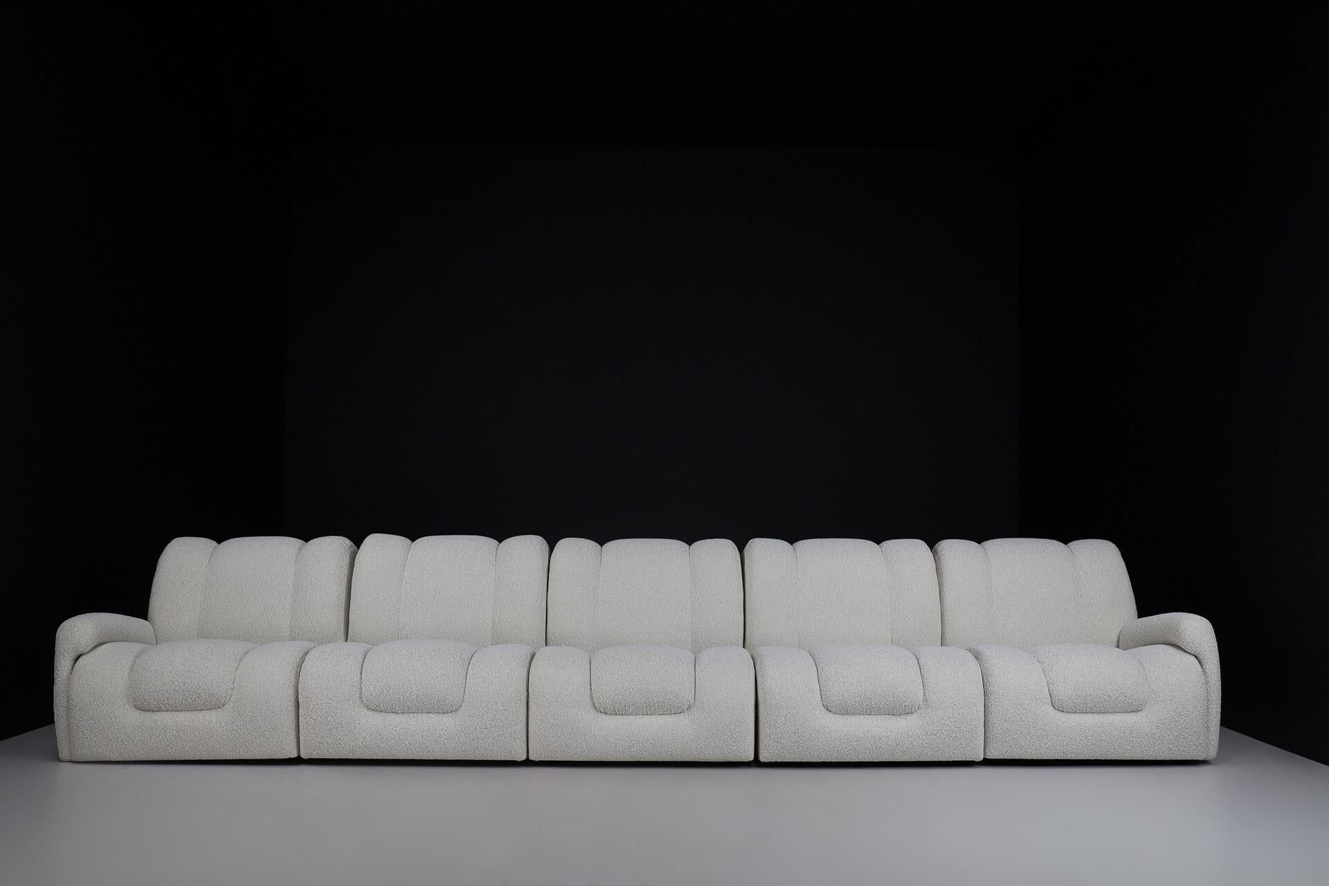 Mid-Century Italian Modular Lounge Sofa in New Bouclé, 1970s, Set of 5 Elements

A stunning example of Italian mid-century modern design, this five-piece modular lounge sofa from the 1970s offers a perfect balance of sculptural form, comfort, and