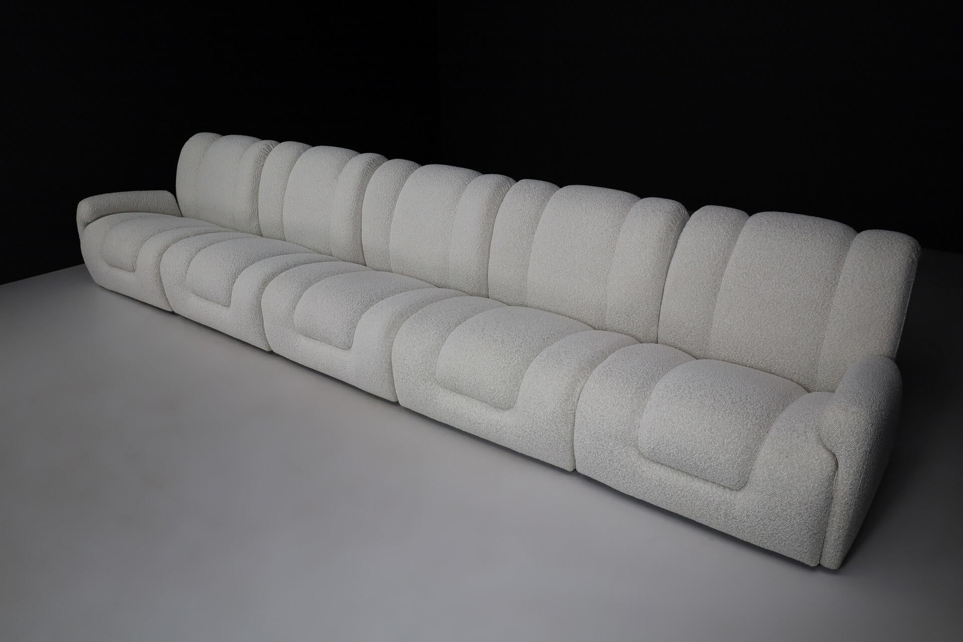 Mid-Century Italian Modular Lounge Sofa in New Bouclé, 1970s, Set of 5 Elements For Sale 1