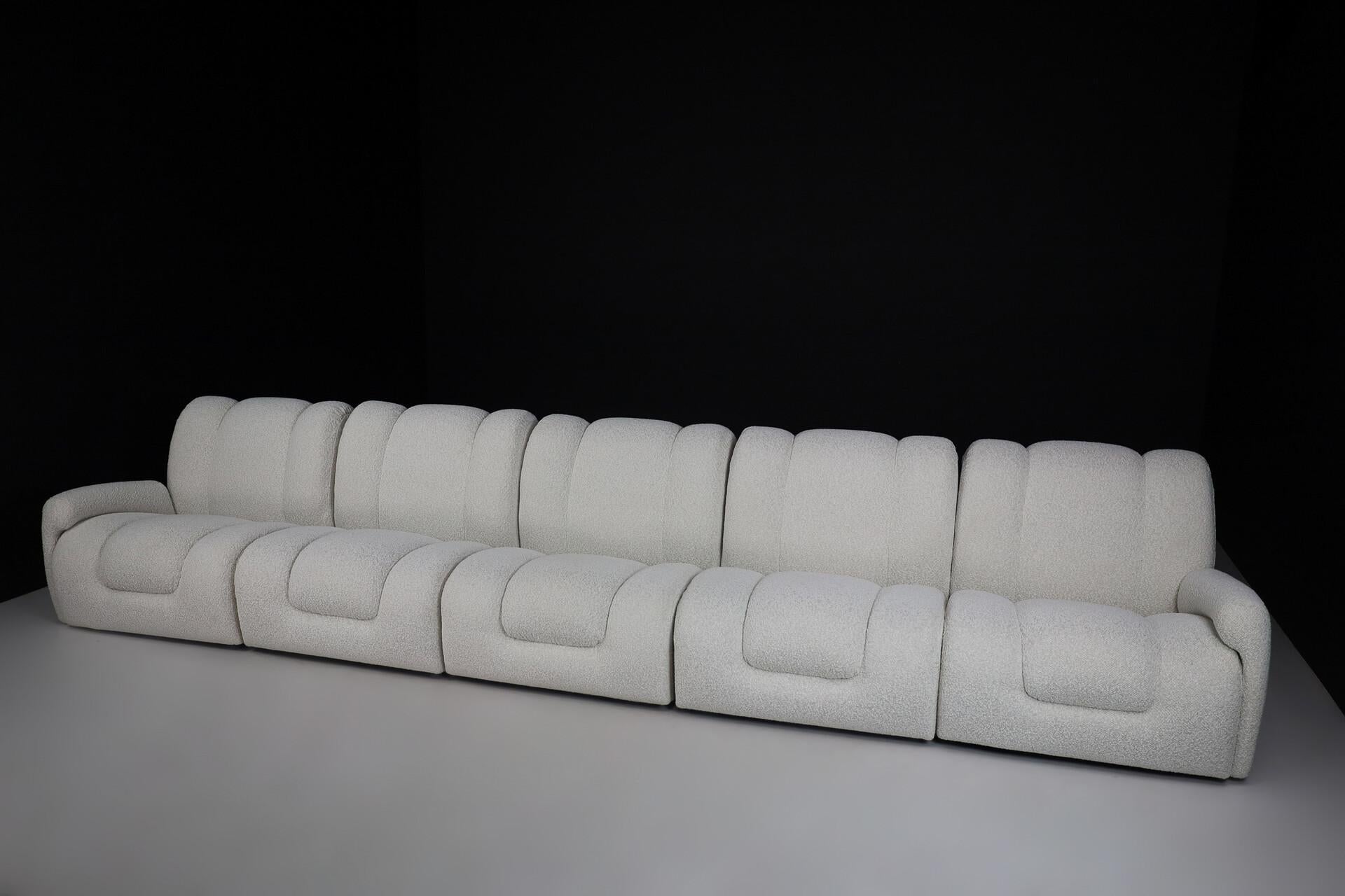 Mid-Century Italian Modular Lounge Sofa in New Bouclé, 1970s, Set of 5 Elements For Sale 4