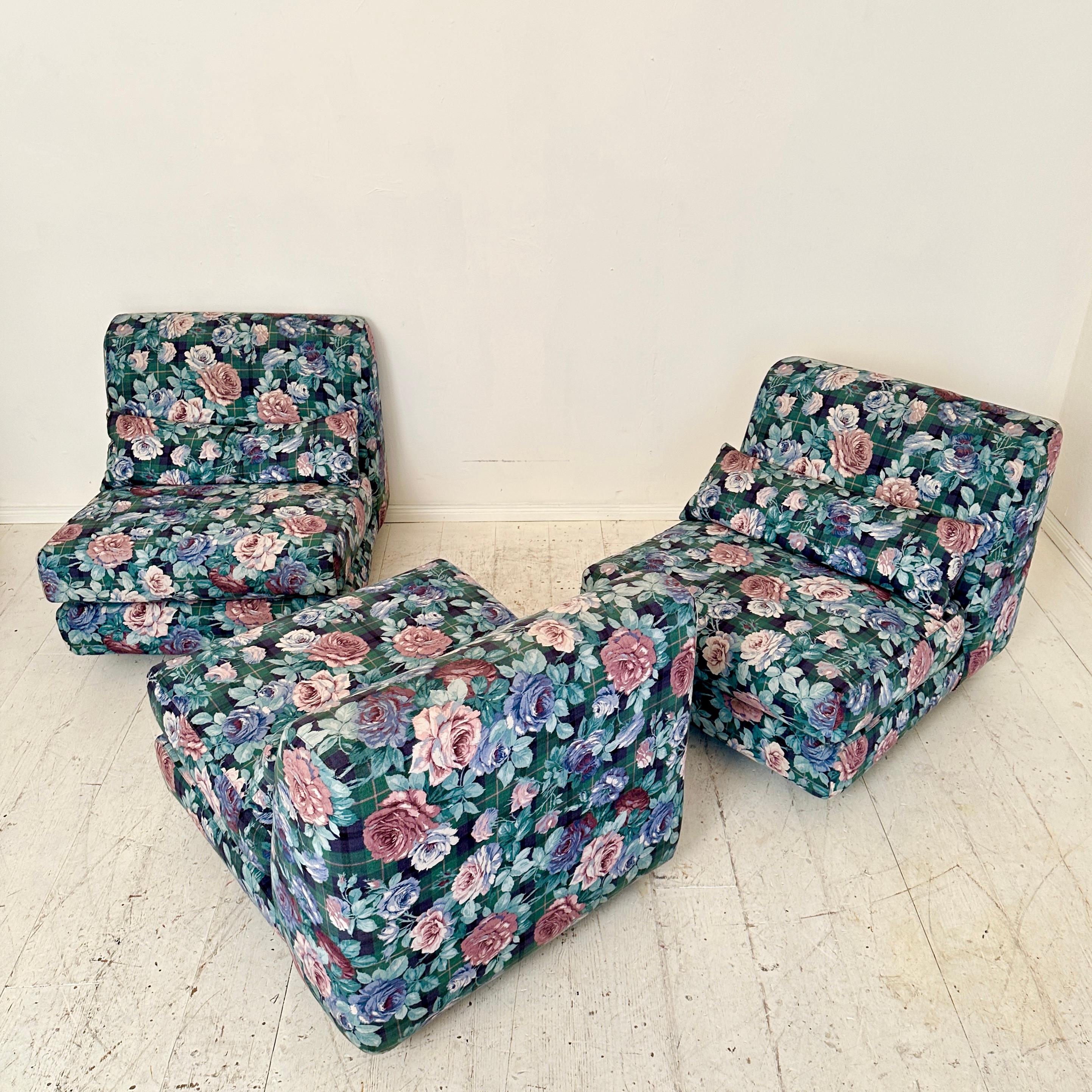 Mid Century Italian Modular Sofa in 3 Pieces with a Flower Fabric, around 1970 For Sale 5