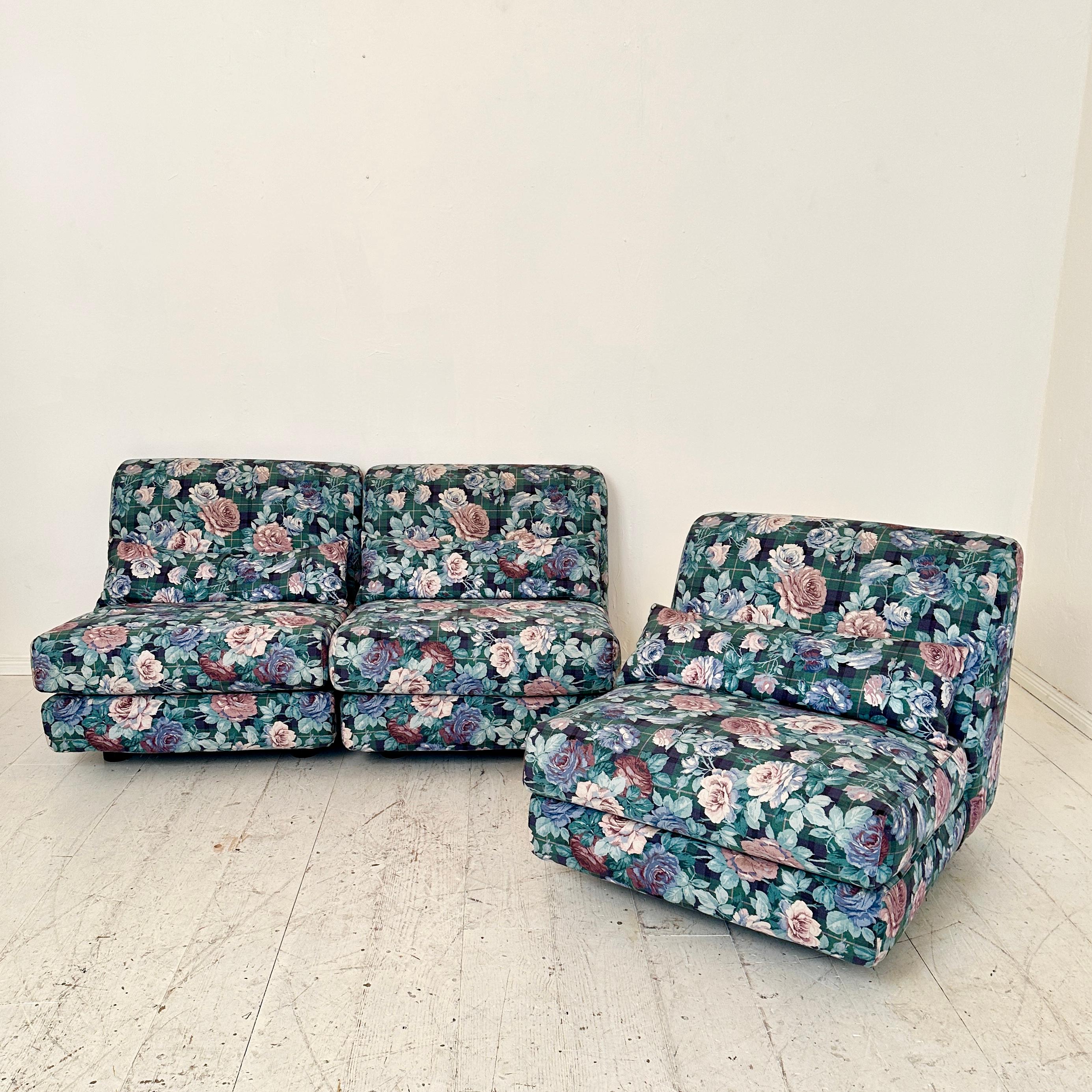 Mid Century Italian Modular Sofa in 3 Pieces with a Flower Fabric, around 1970 For Sale 6