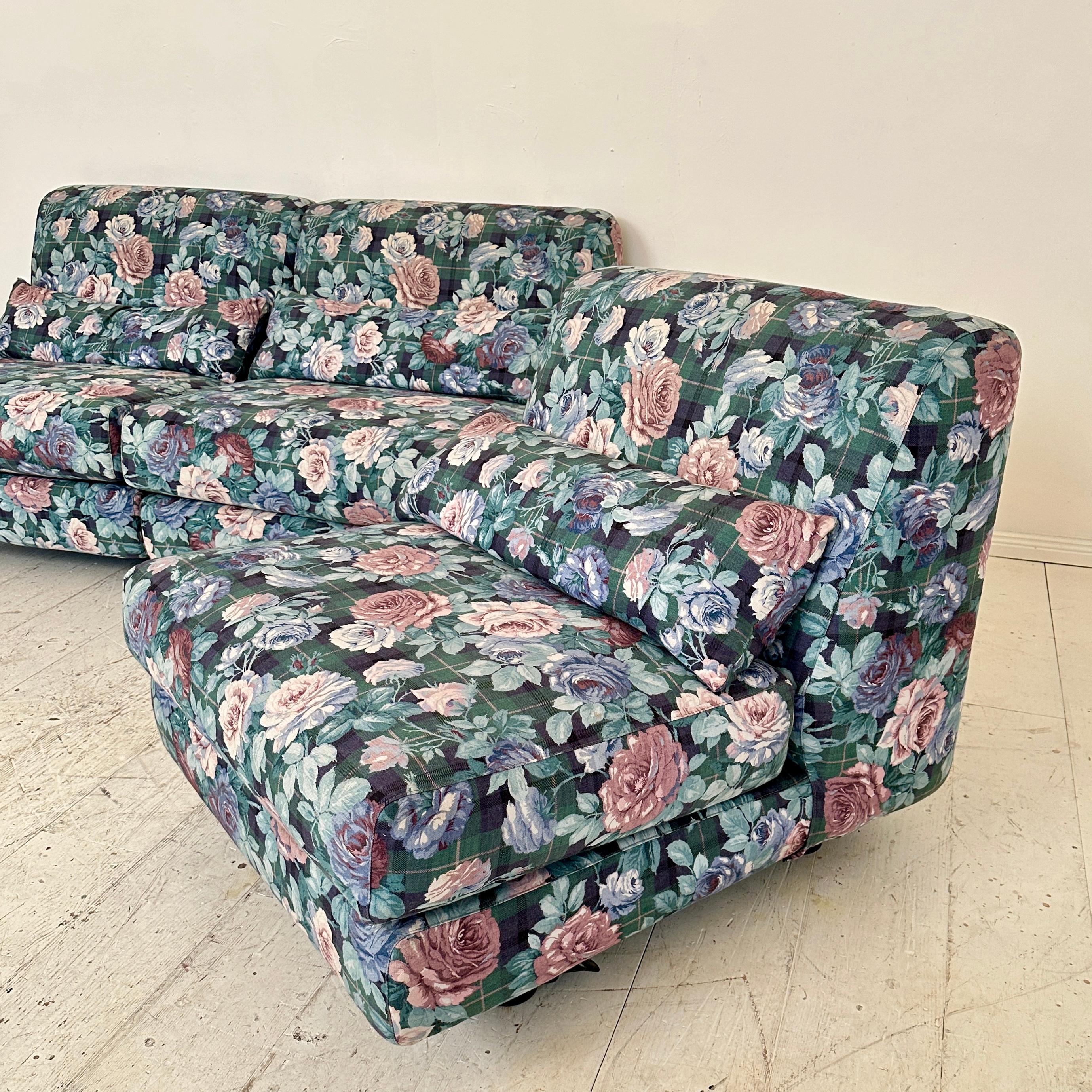 Mid Century Italian Modular Sofa in 3 Pieces with a Flower Fabric, around 1970 For Sale 7