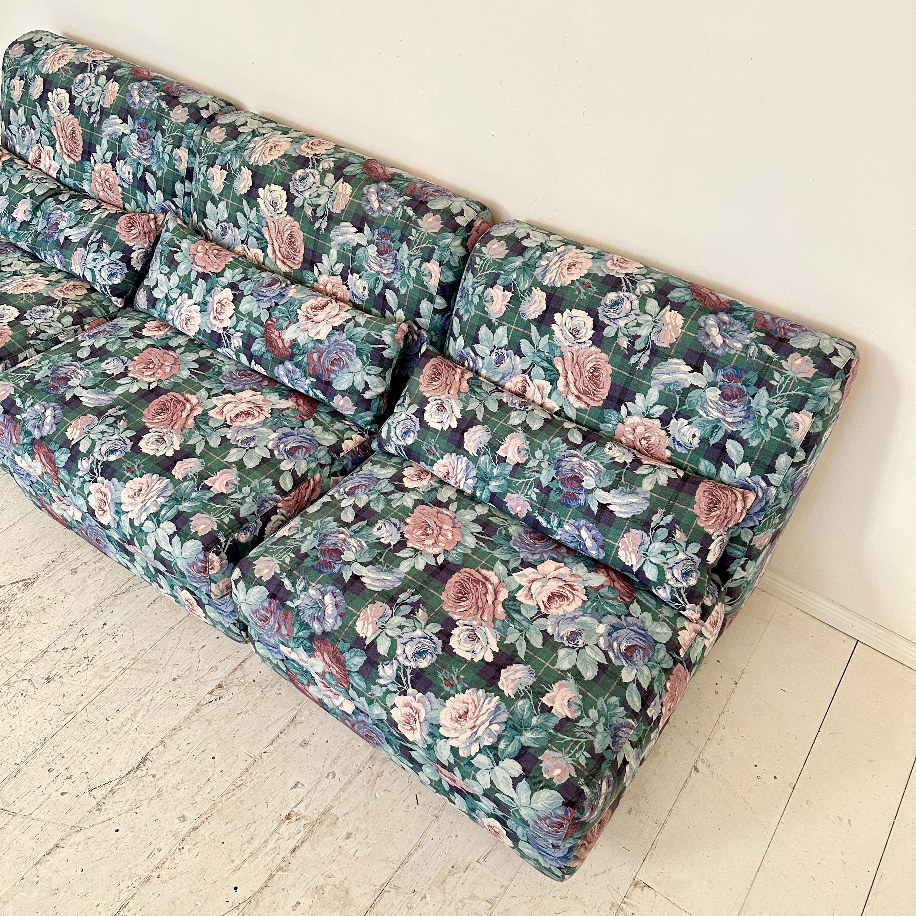 Mid Century Italian Modular Sofa in 3 Pieces with a Flower Fabric, around 1970 For Sale 8