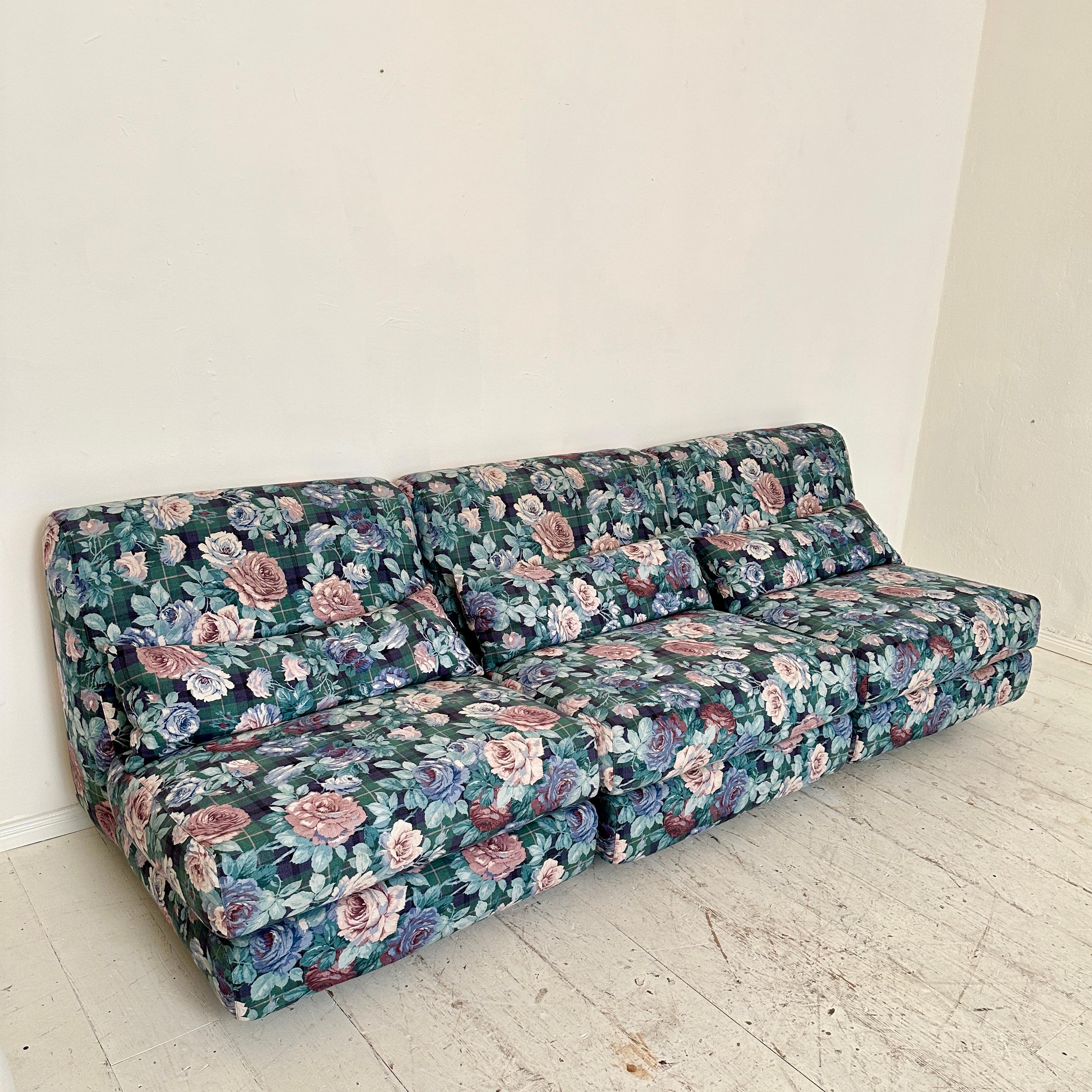 Mid Century Italian Modular Sofa in 3 Pieces with a Flower Fabric, around 1970 In Good Condition For Sale In Berlin, DE