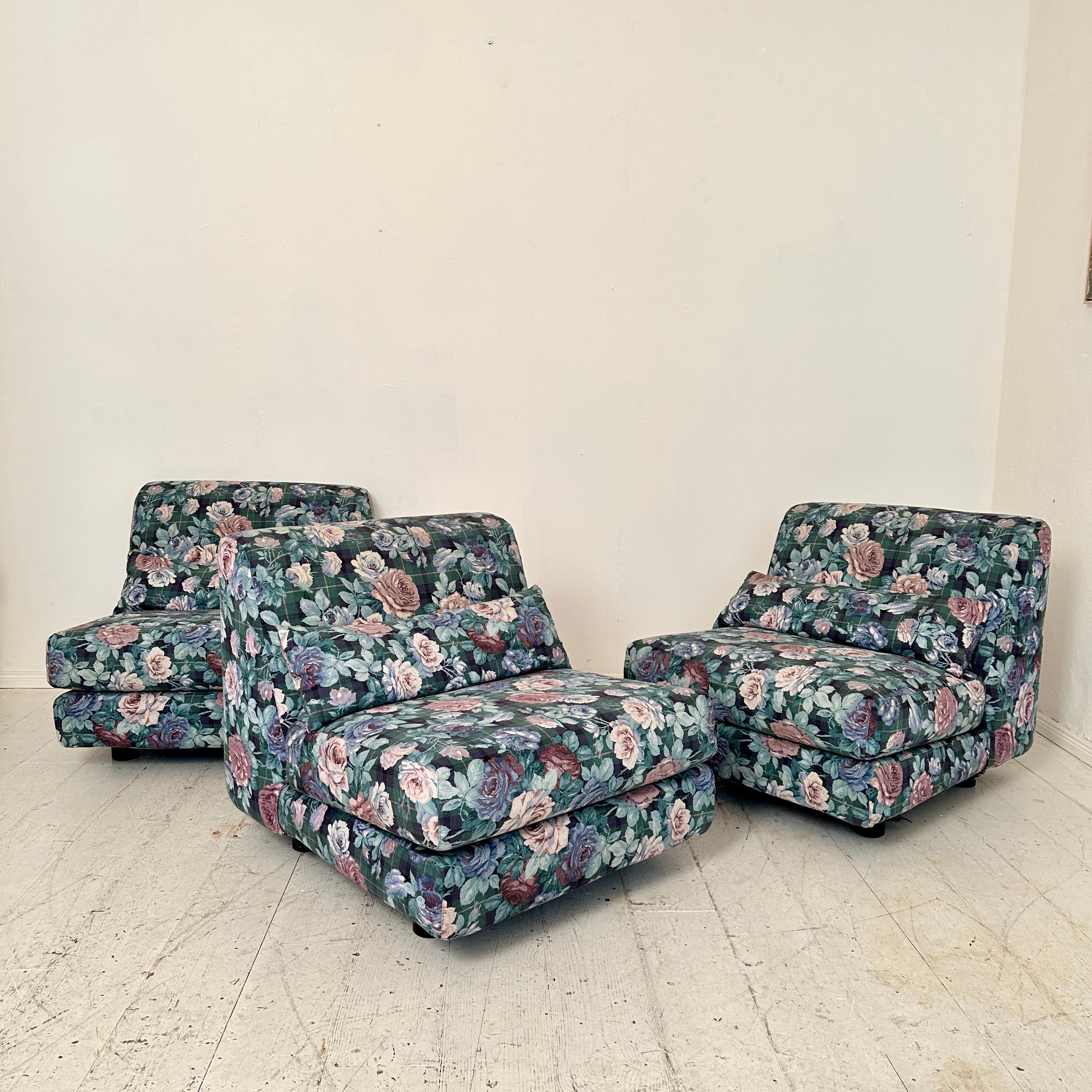 Mid Century Italian Modular Sofa in 3 Pieces with a Flower Fabric, around 1970 For Sale 1
