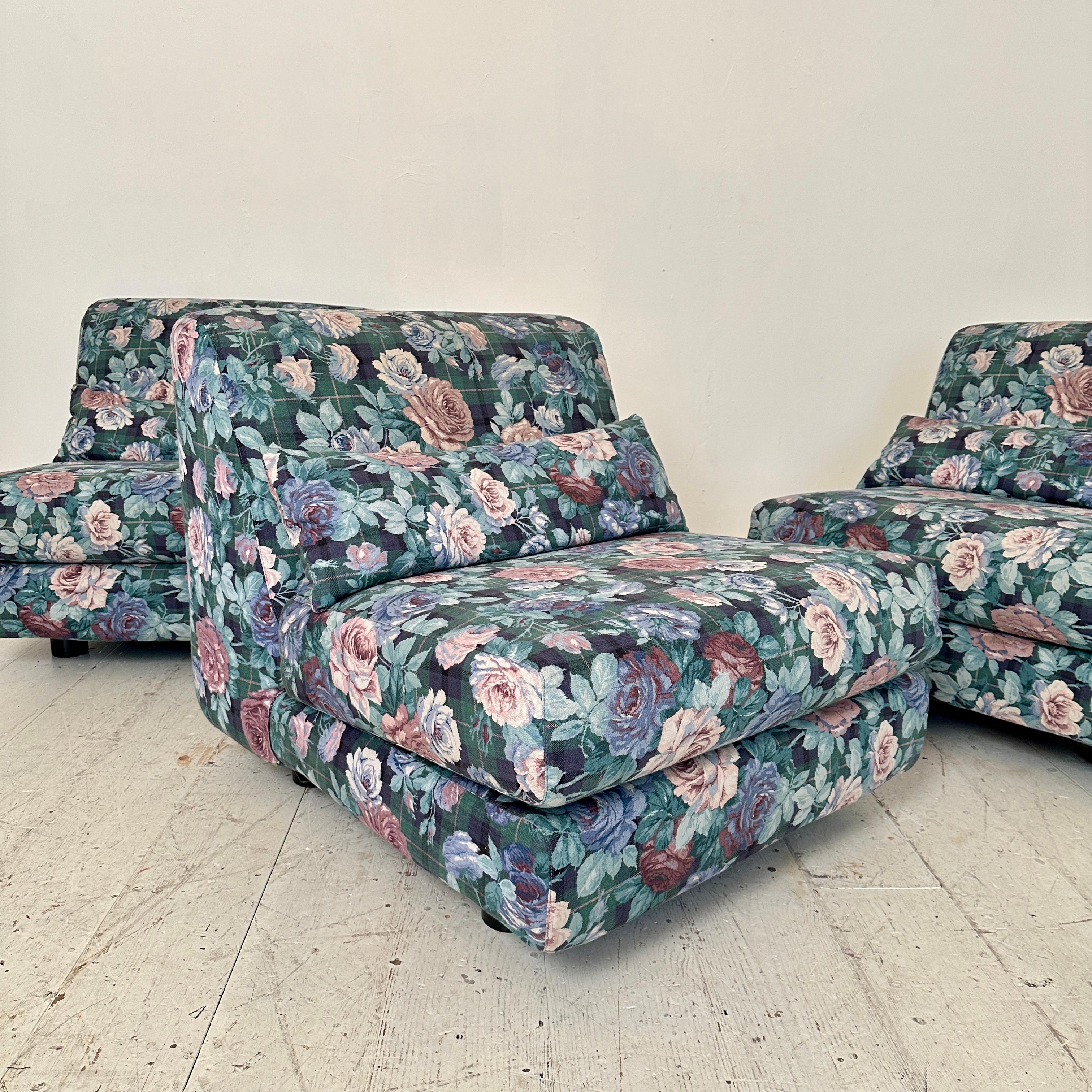 Mid Century Italian Modular Sofa in 3 Pieces with a Flower Fabric, around 1970 For Sale 2