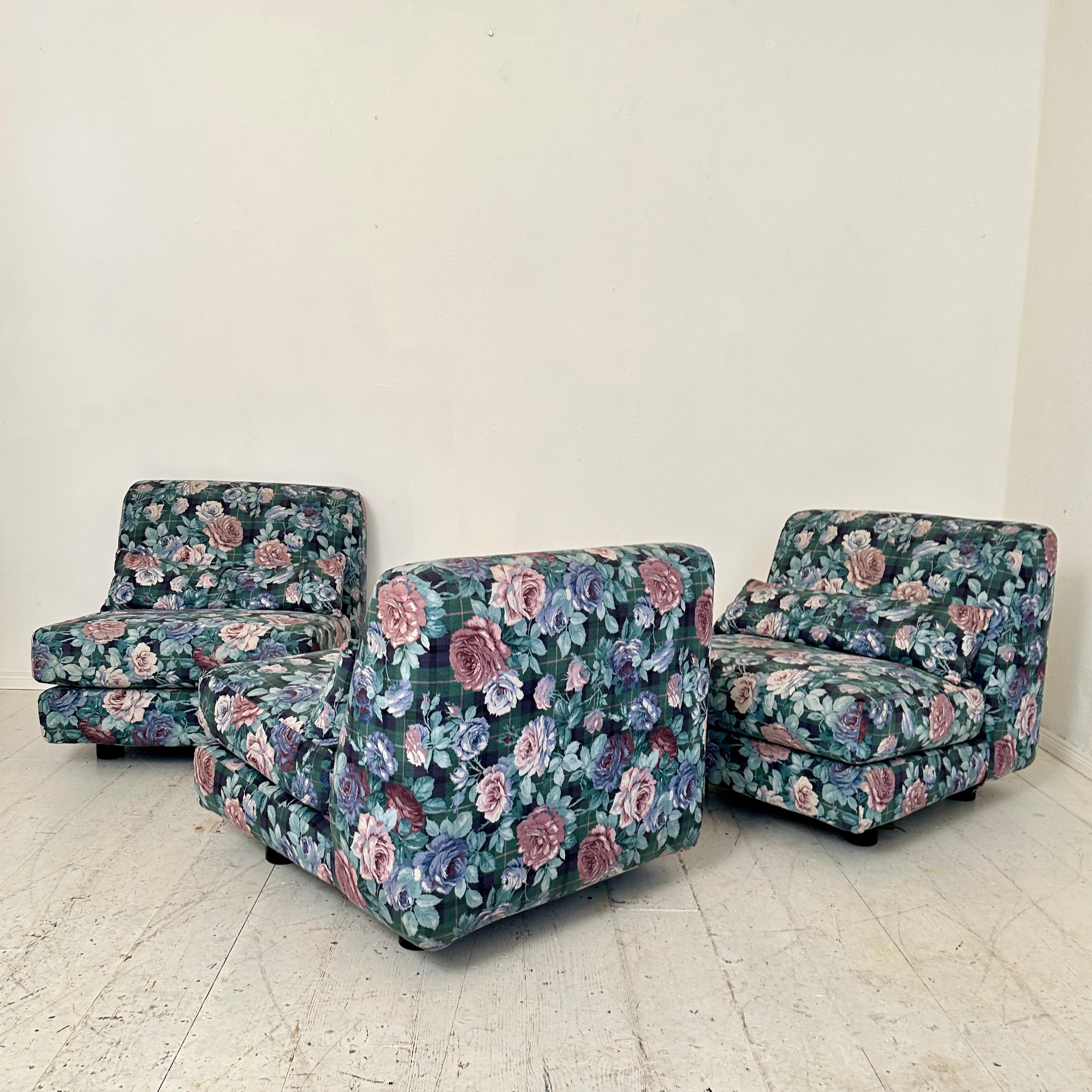 Mid Century Italian Modular Sofa in 3 Pieces with a Flower Fabric, around 1970 For Sale 3