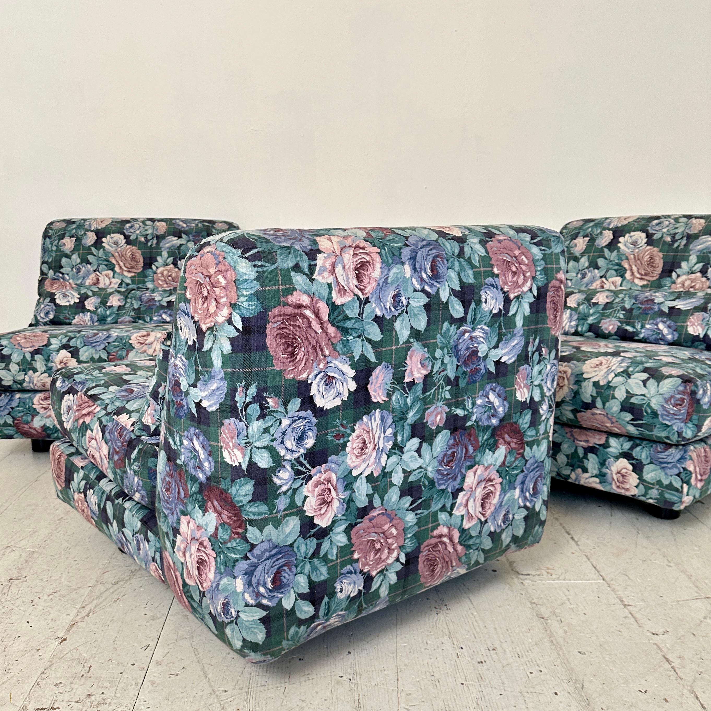 Mid Century Italian Modular Sofa in 3 Pieces with a Flower Fabric, around 1970 For Sale 4