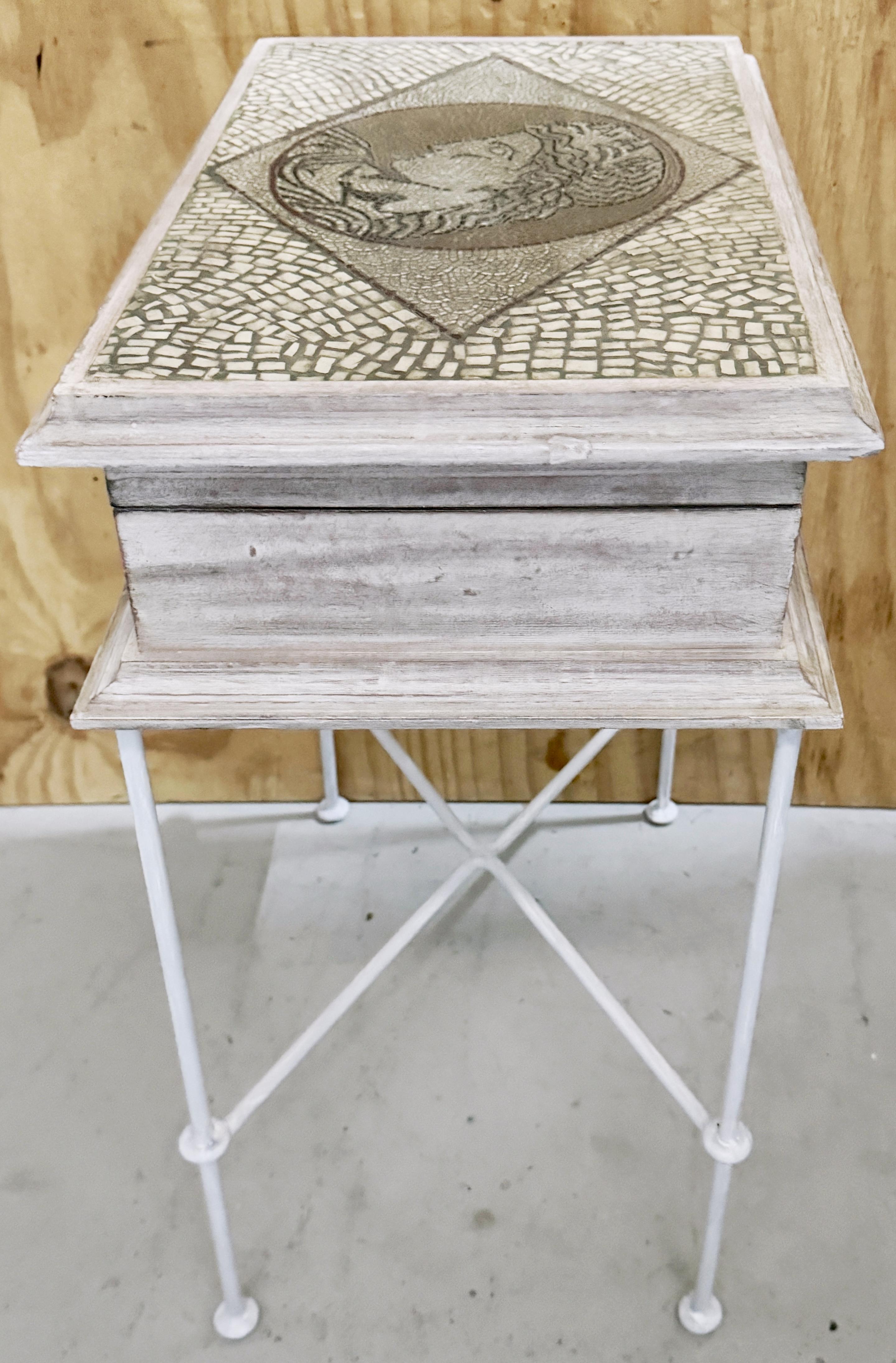 Mid Century Italian Mosaic Polychromed Wood & Wrought Iron Table Box Side Table en vente 3