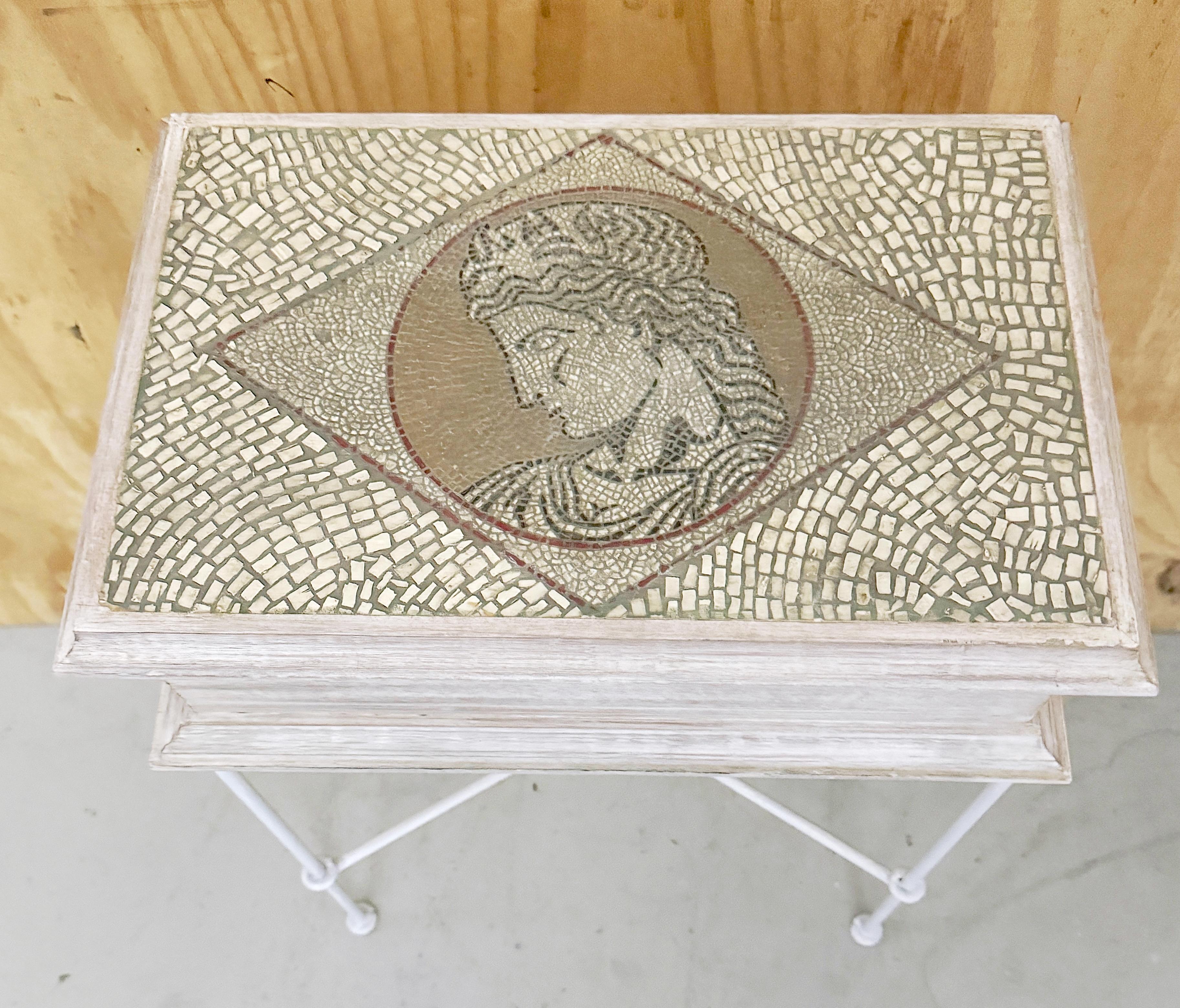 Romain classique Mid Century Italian Mosaic Polychromed Wood & Wrought Iron Table Box Side Table en vente