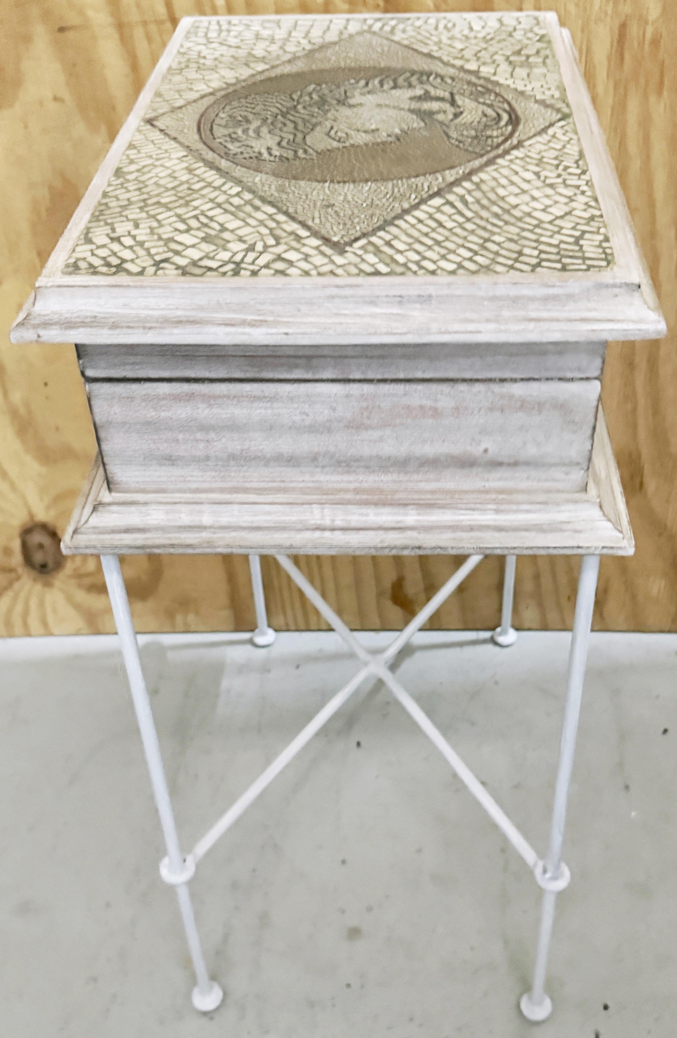 20ième siècle Mid Century Italian Mosaic Polychromed Wood & Wrought Iron Table Box Side Table en vente