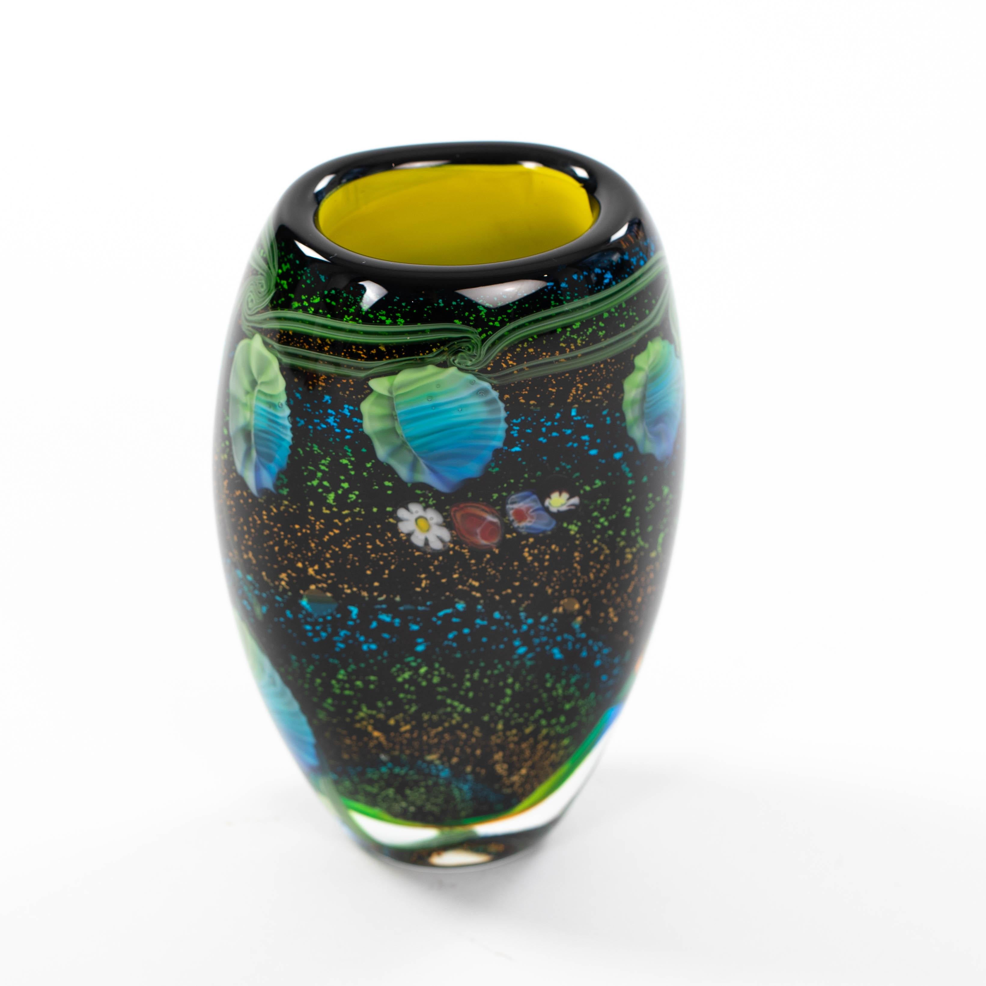 Vetro di Murano Vaso in vetro di Murano multicolore italiano di metà secolo con conchiglie di Murano, anni '70 in vendita