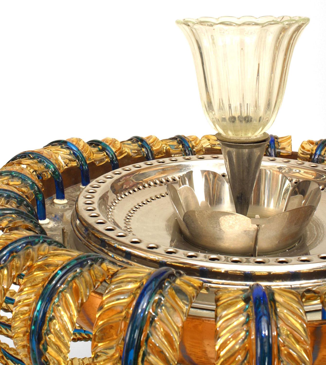 Fontaine italienne du milieu du siècle (années 1940) en métal et verre de Murano avec 36 feuilles en forme de plumes en verre ambre et bleu disposées autour d'un bol cannelé central en verre clair, a des dommages mineurs, veuillez vous