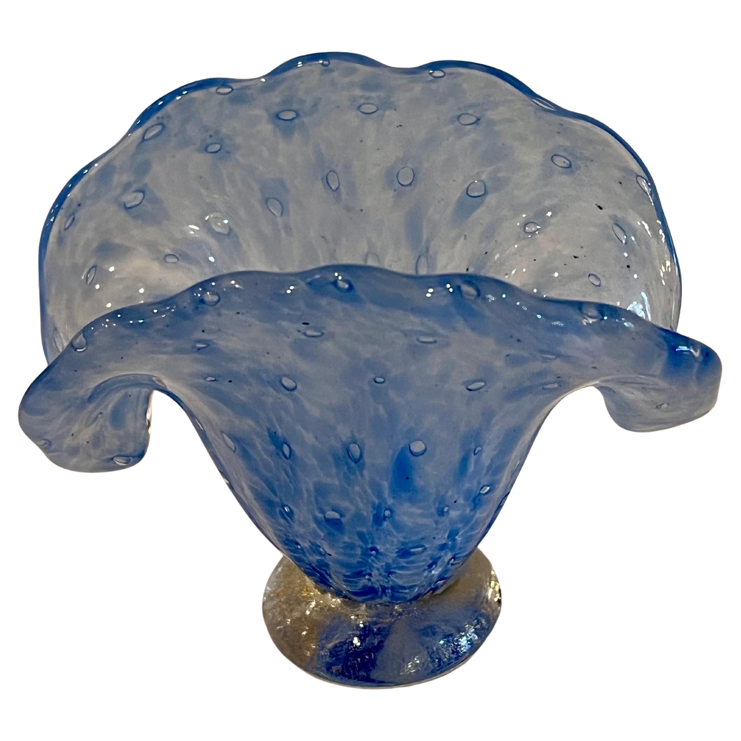 Bellissimo ed elegante vaso di boccioli di Murano con fondo in oro a forma di fiocco, in ottime condizioni, senza scheggiature o incrinature.